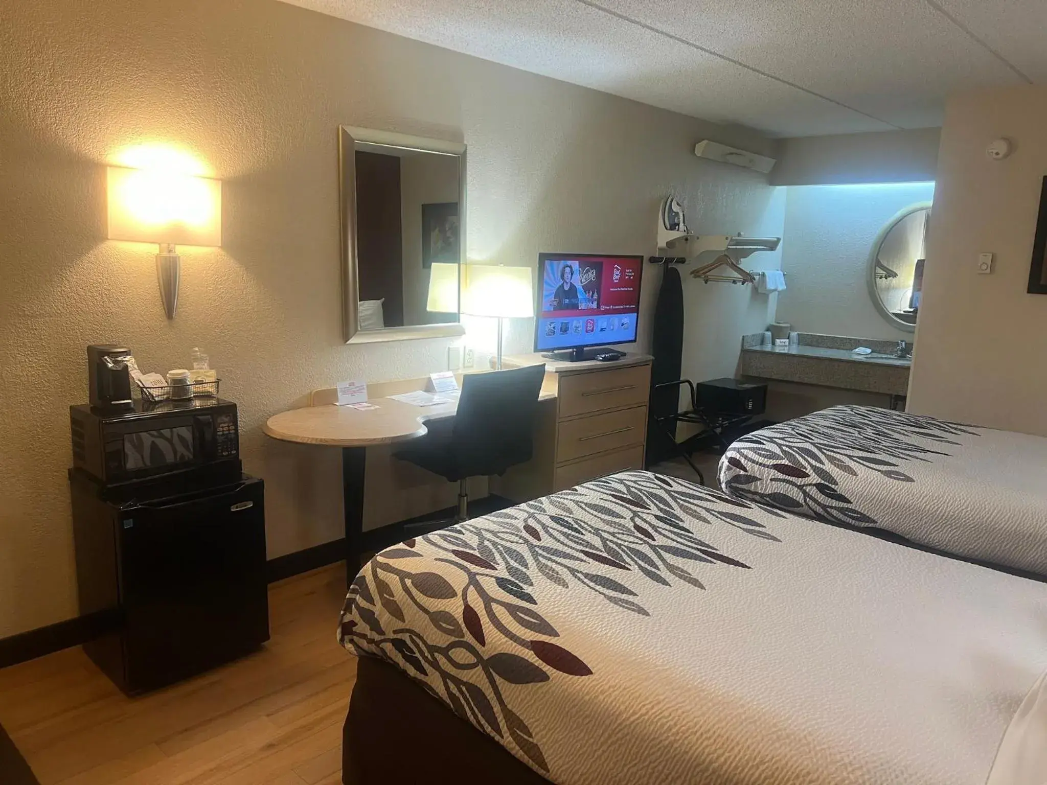 Photo of the whole room, Bed in Red Roof Inn Buffalo - Niagara Airport Photo of the whole room, Bed in Red Roof Inn Buffalo - Niagara Airport