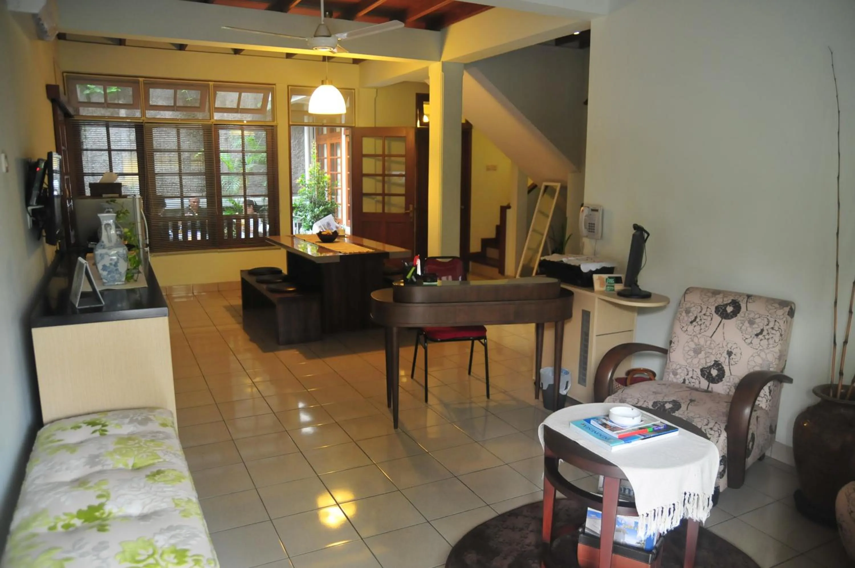 Communal lounge/ TV room in Bed and Breakfast Tomang