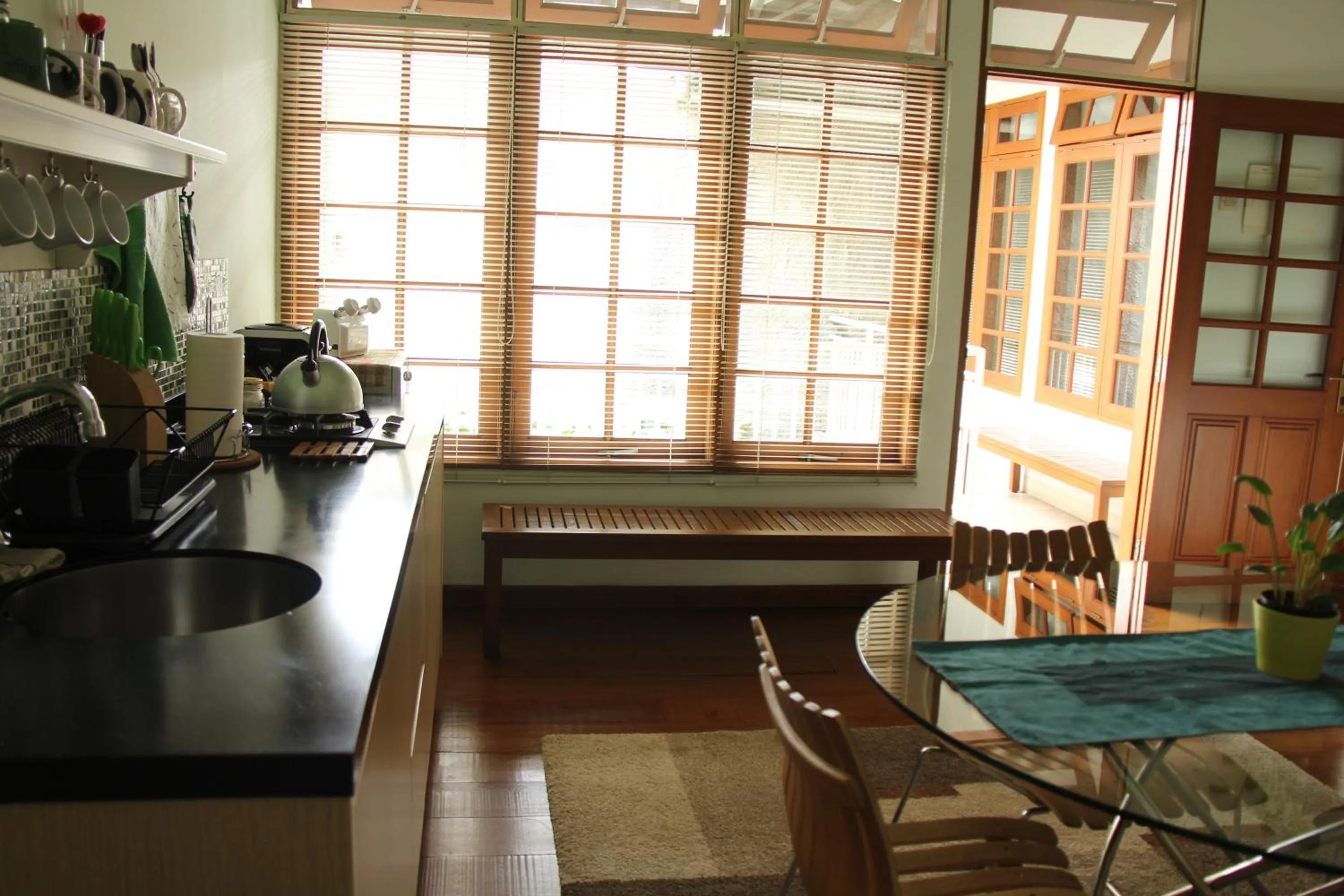 Communal kitchen in Bed and Breakfast Tomang