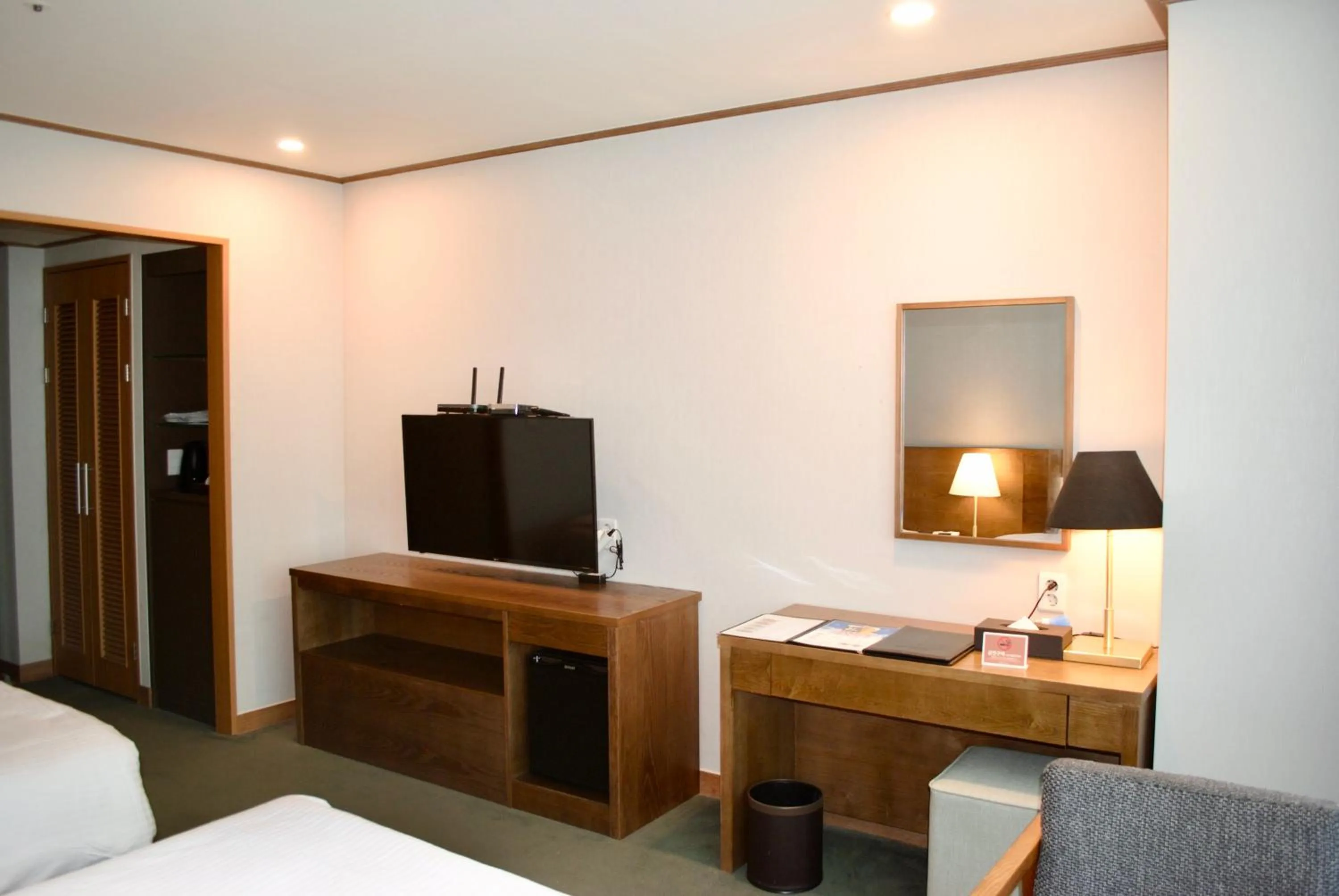 TV/Entertainment Center in Queen Vell Hotel
