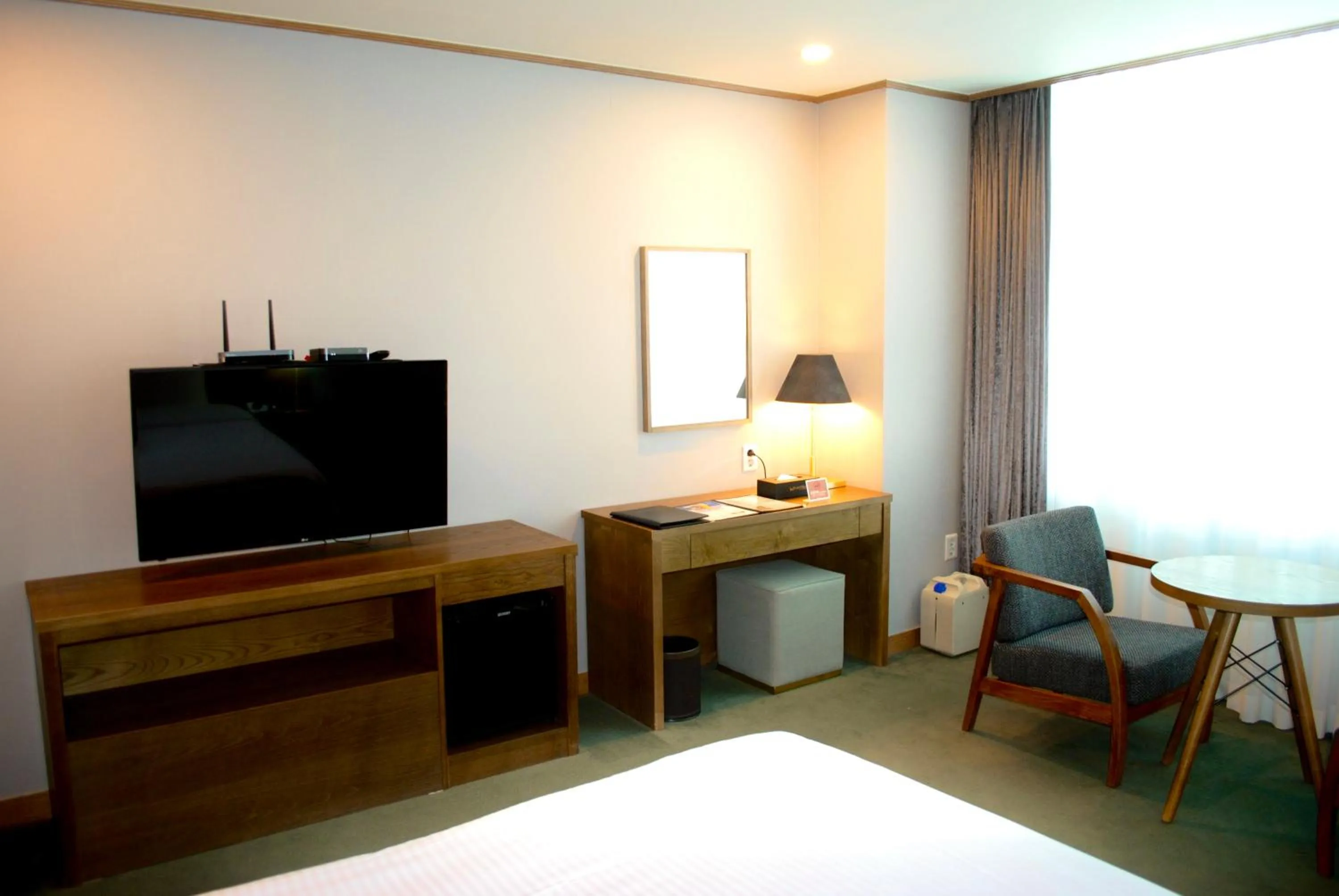 TV/Entertainment Center in Queen Vell Hotel