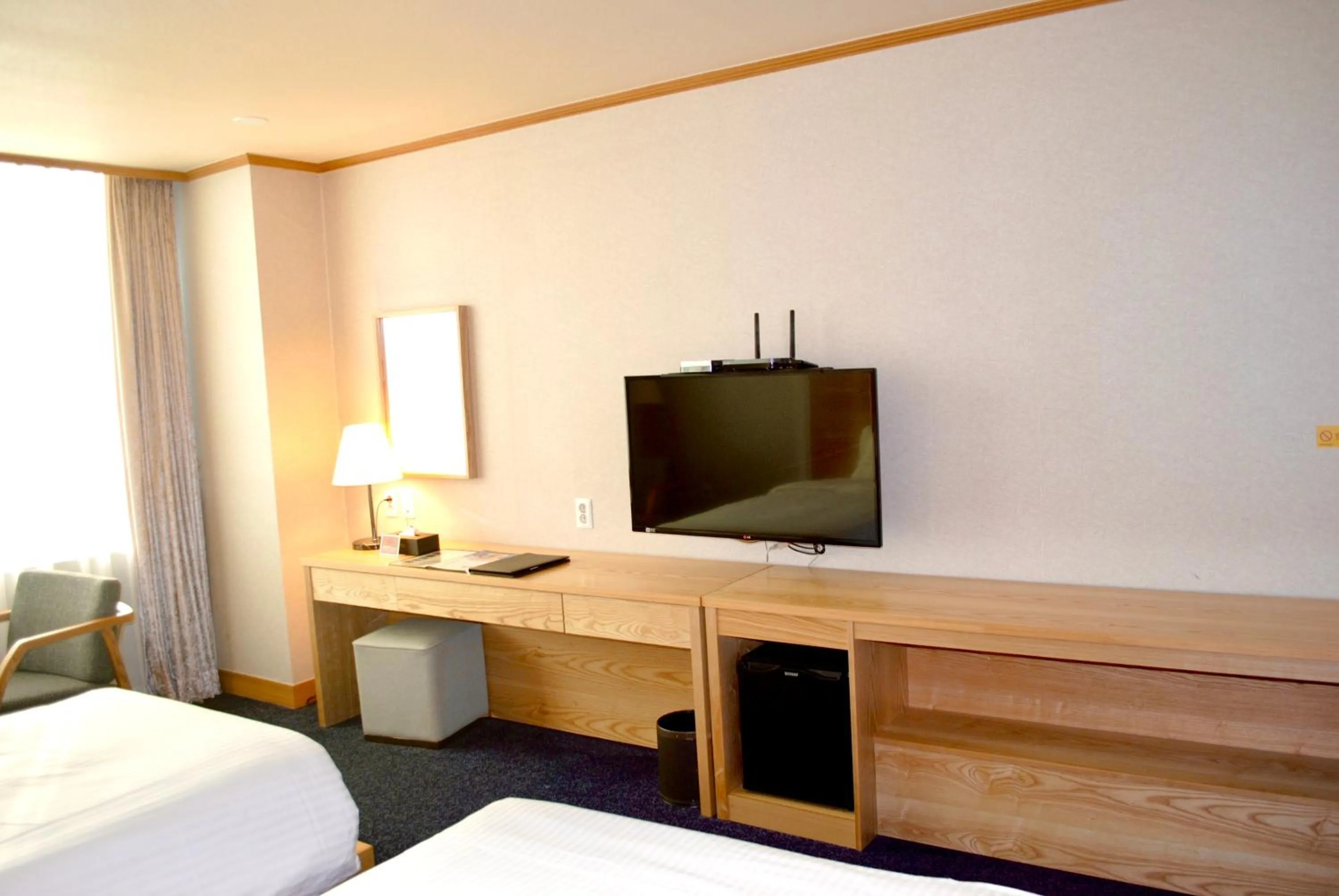 TV/Entertainment Center in Queen Vell Hotel