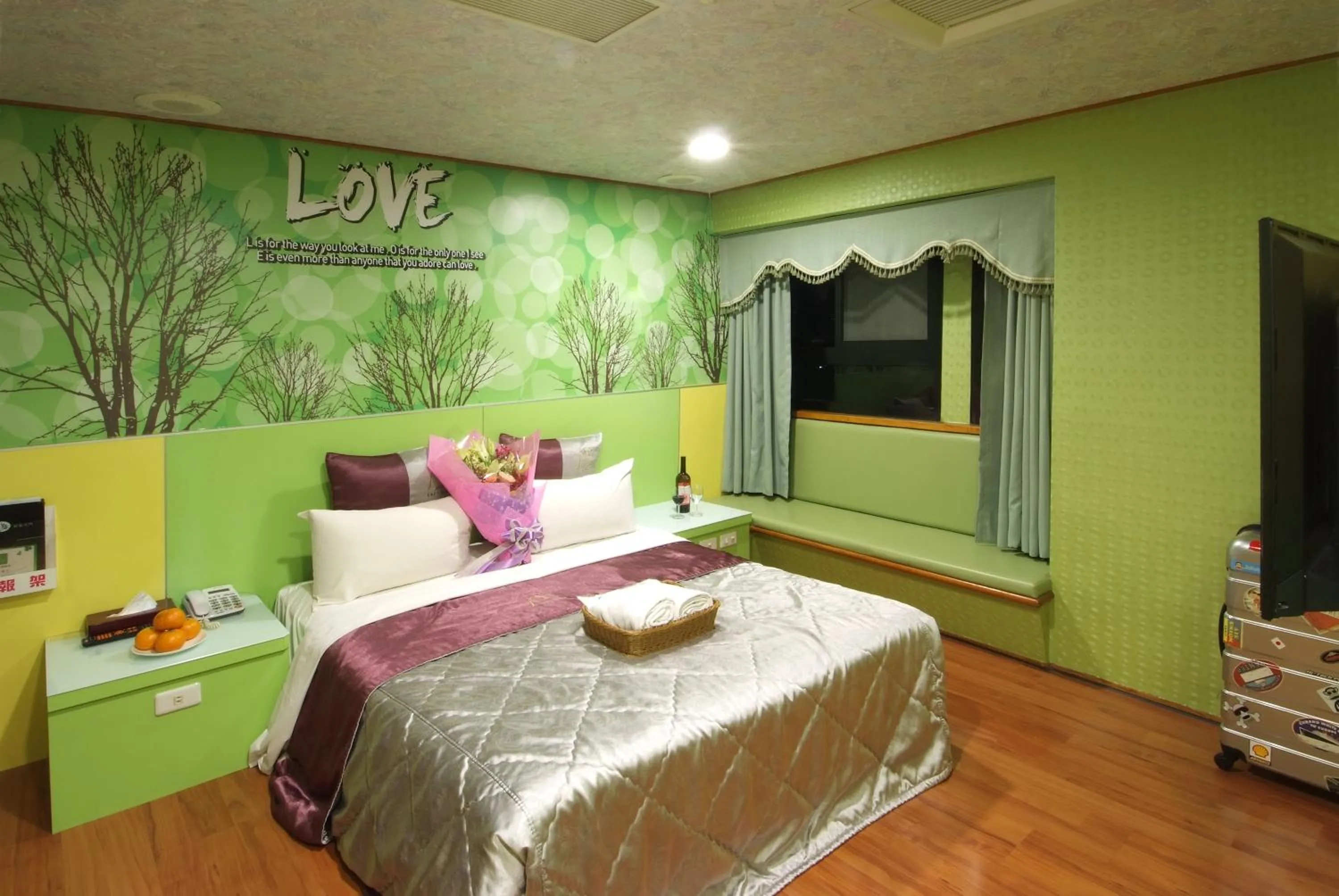 Photo of the whole room, Bed in Left Bank Hotel