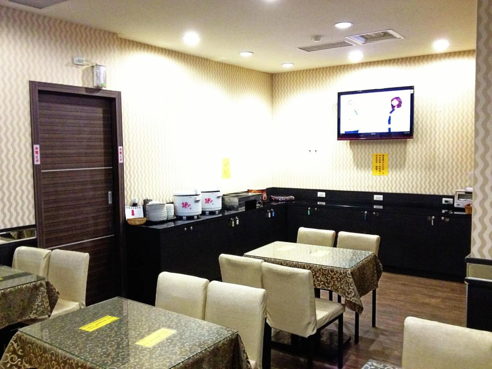 Restaurant/places to eat in Left Bank Hotel