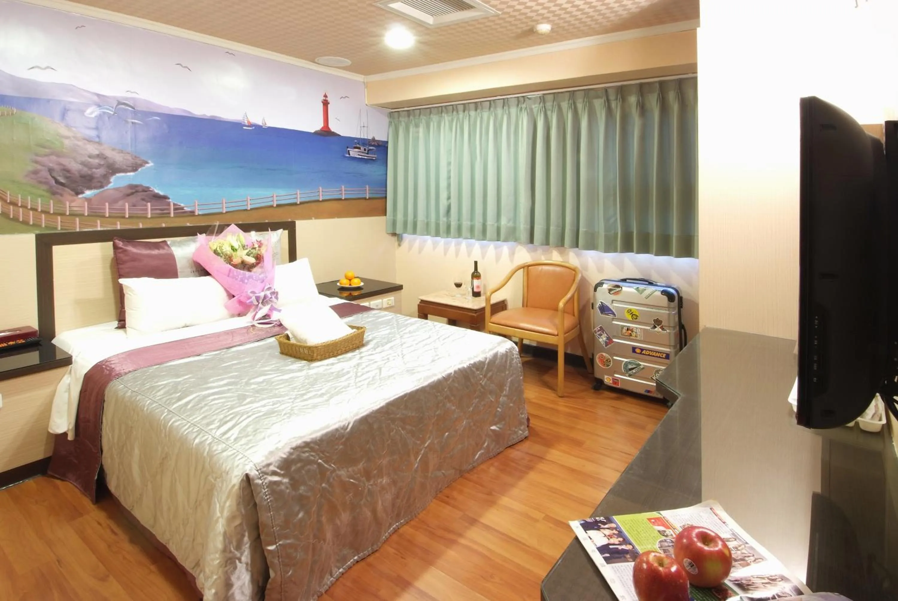 Photo of the whole room, Bed in Left Bank Hotel