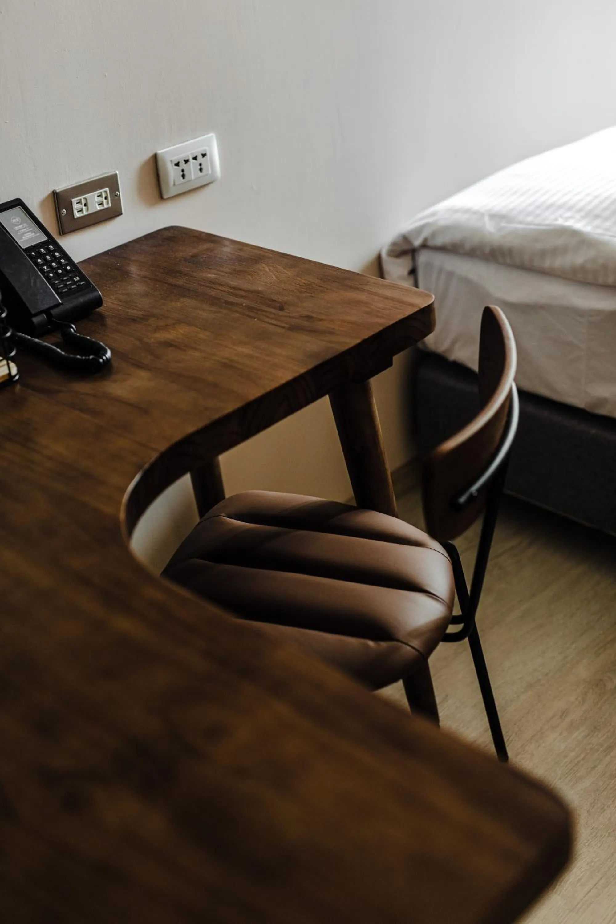 Seating area, Bed in Inns Hotel