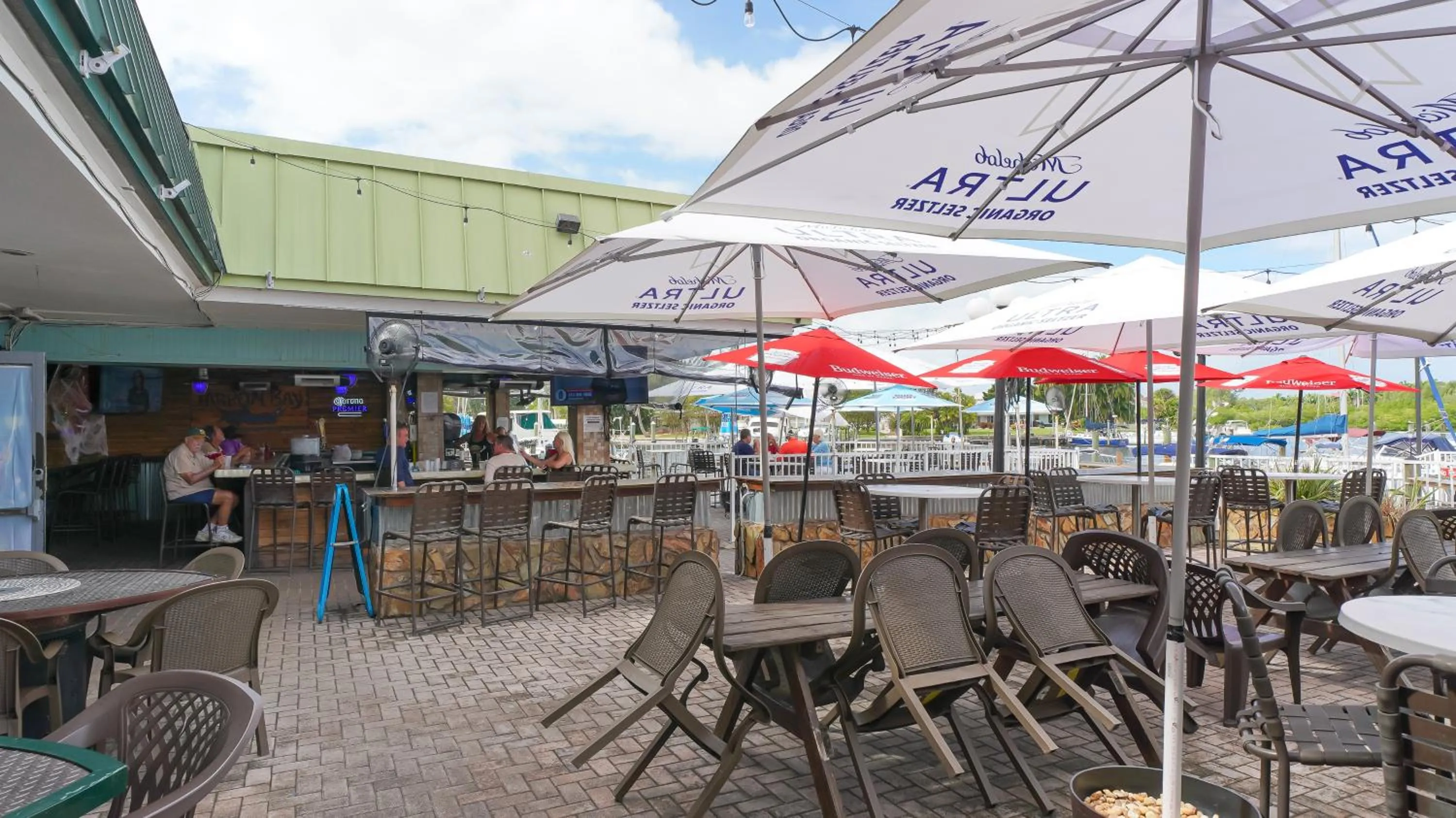 Heated Pool, Huge TV, Waterfront Tiki Bar & Grill, Close to Beaches