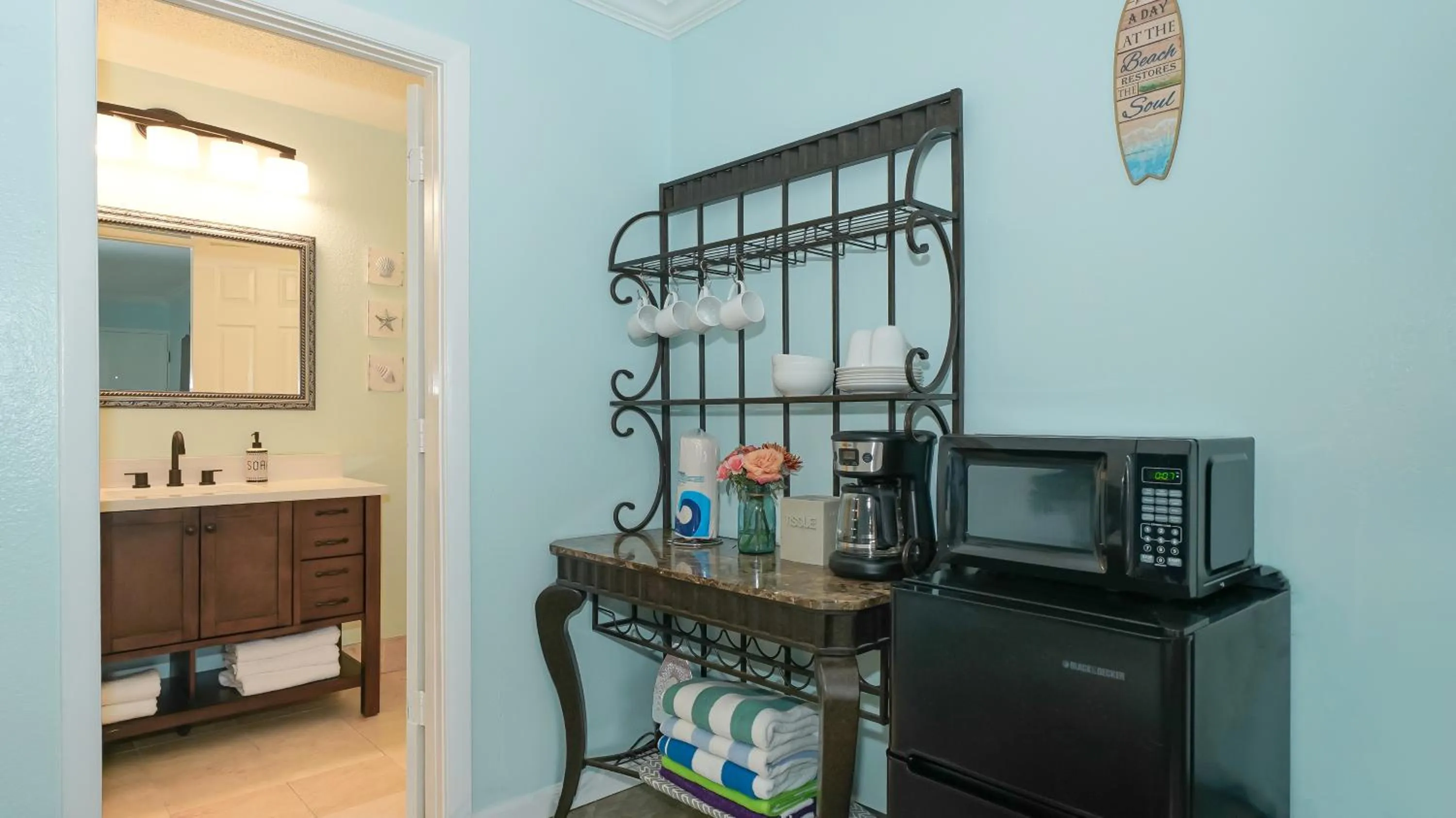 Heated Pool, Huge TV, Waterfront Tiki Bar & Grill, Close to Beaches