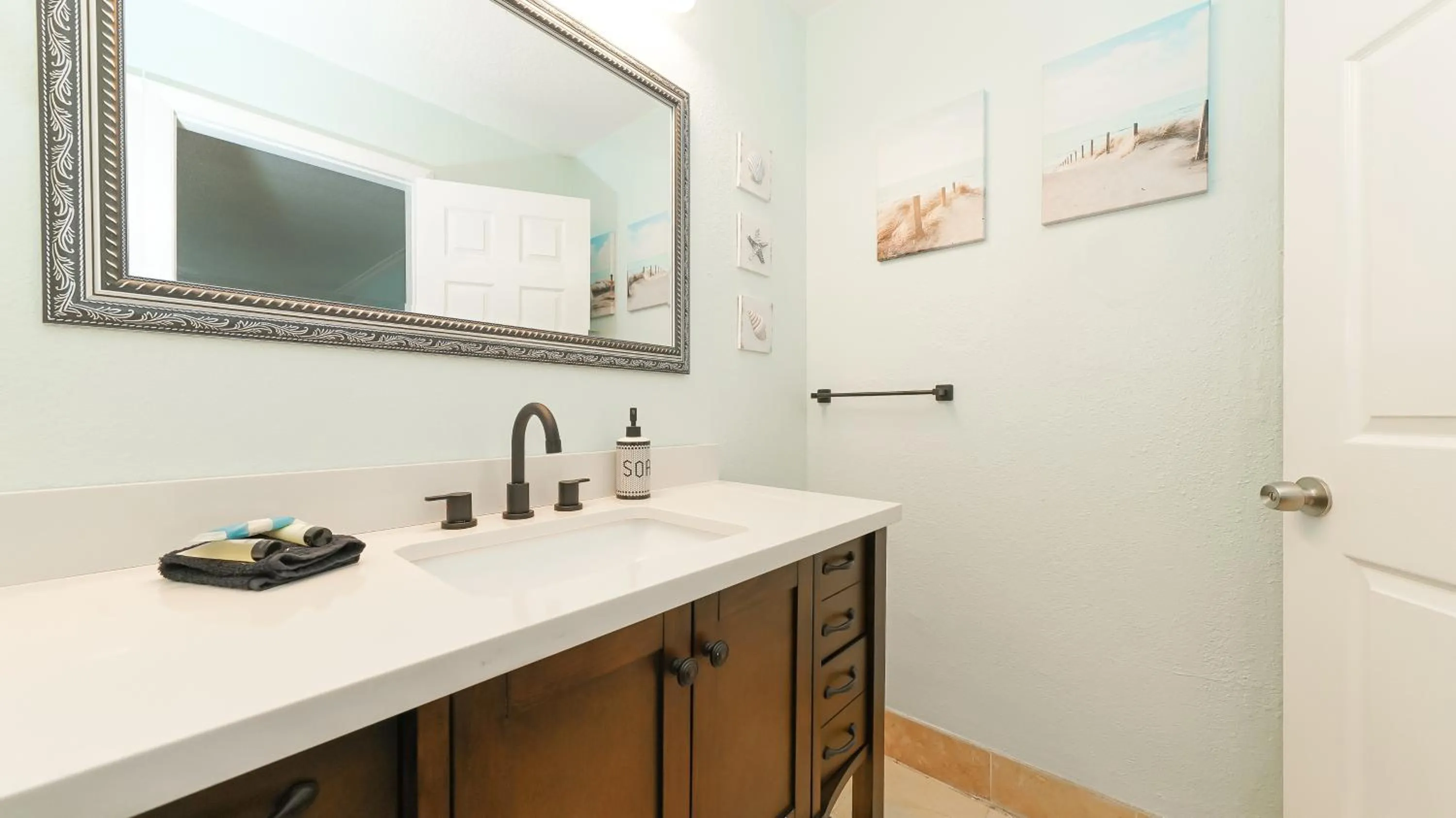 Heated Pool, Huge TV, Waterfront Tiki Bar & Grill, Close to Beaches