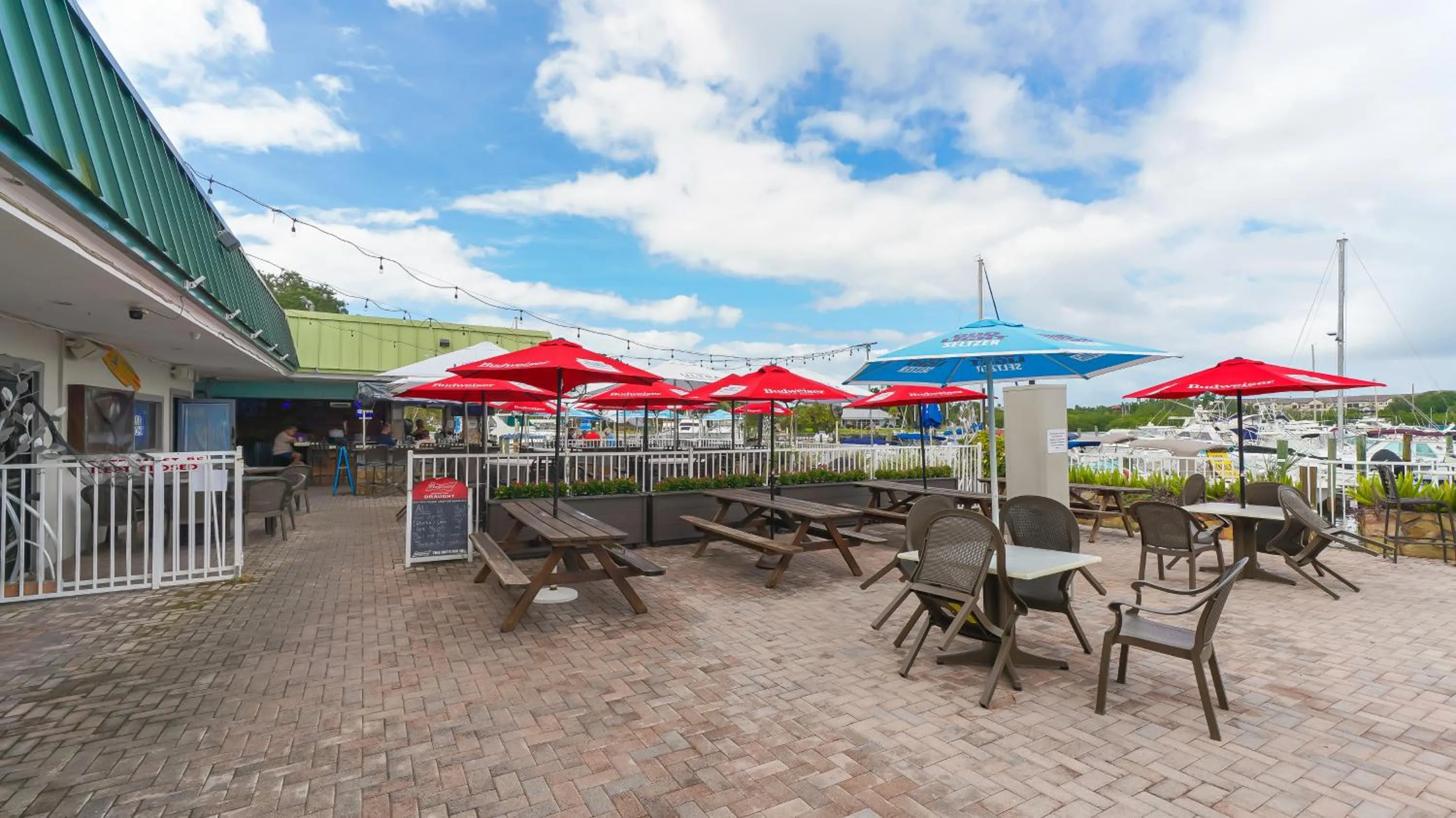 Heated Pool, Huge TV, Waterfront Tiki Bar & Grill, Close to Beaches