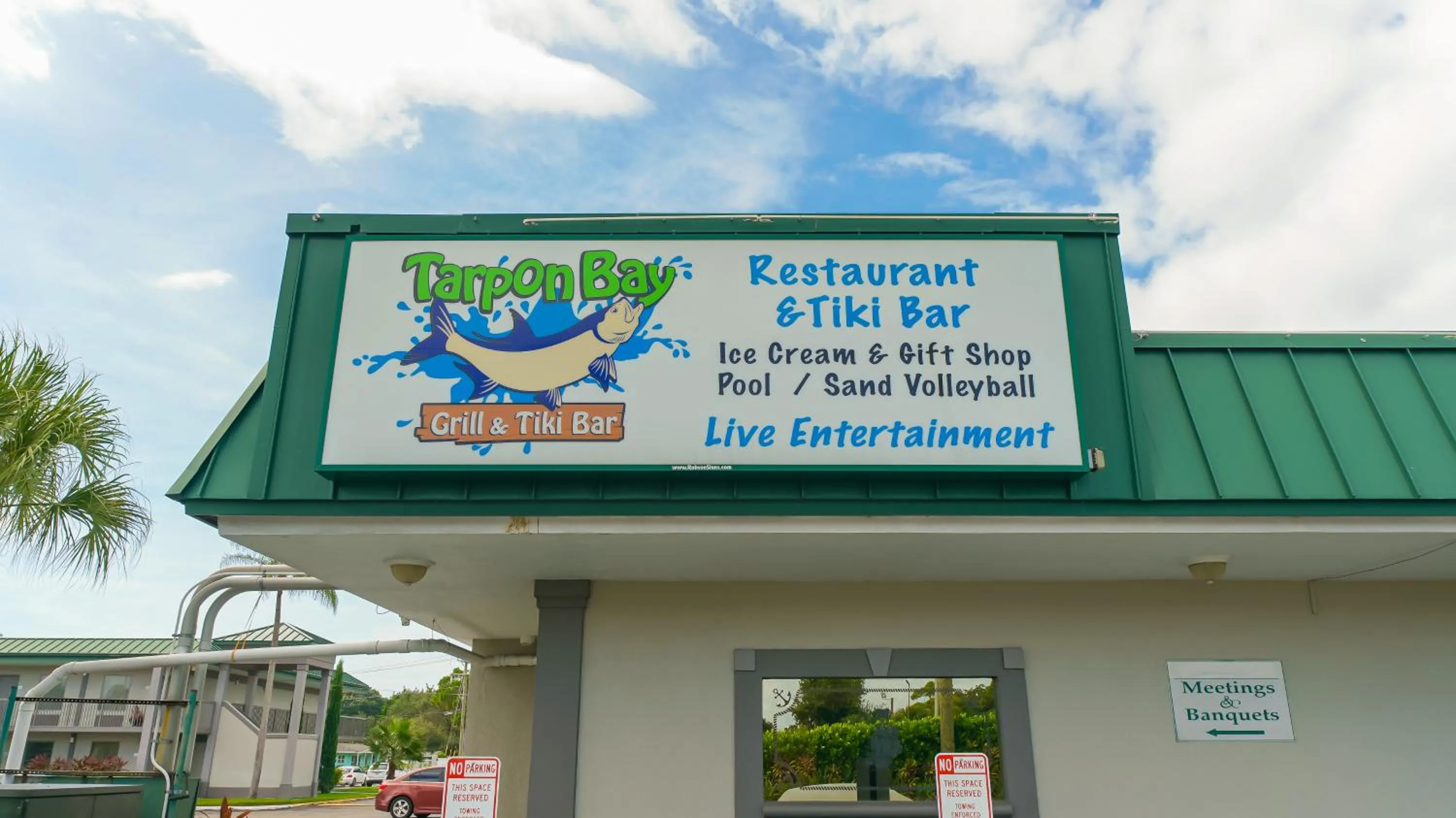 Heated Pool, Huge TV, Waterfront Tiki Bar & Grill, Close to Beaches