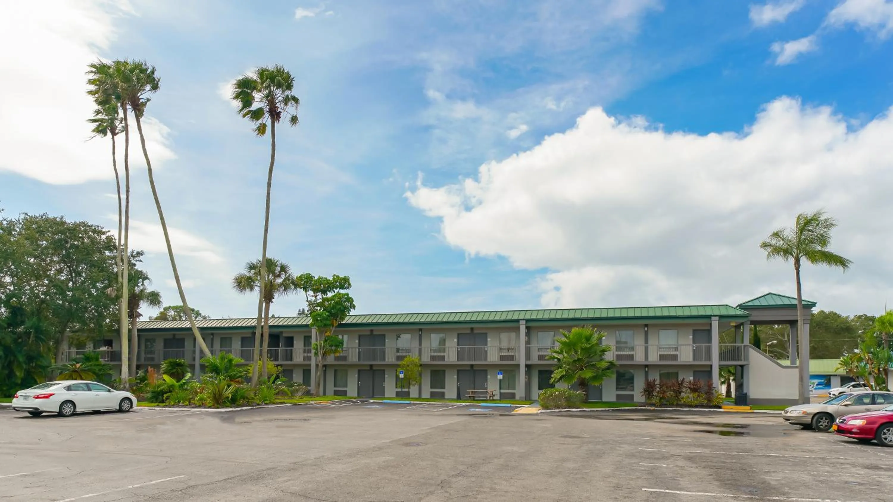 Heated Pool, Huge TV, Waterfront Tiki Bar & Grill, Close to Beaches