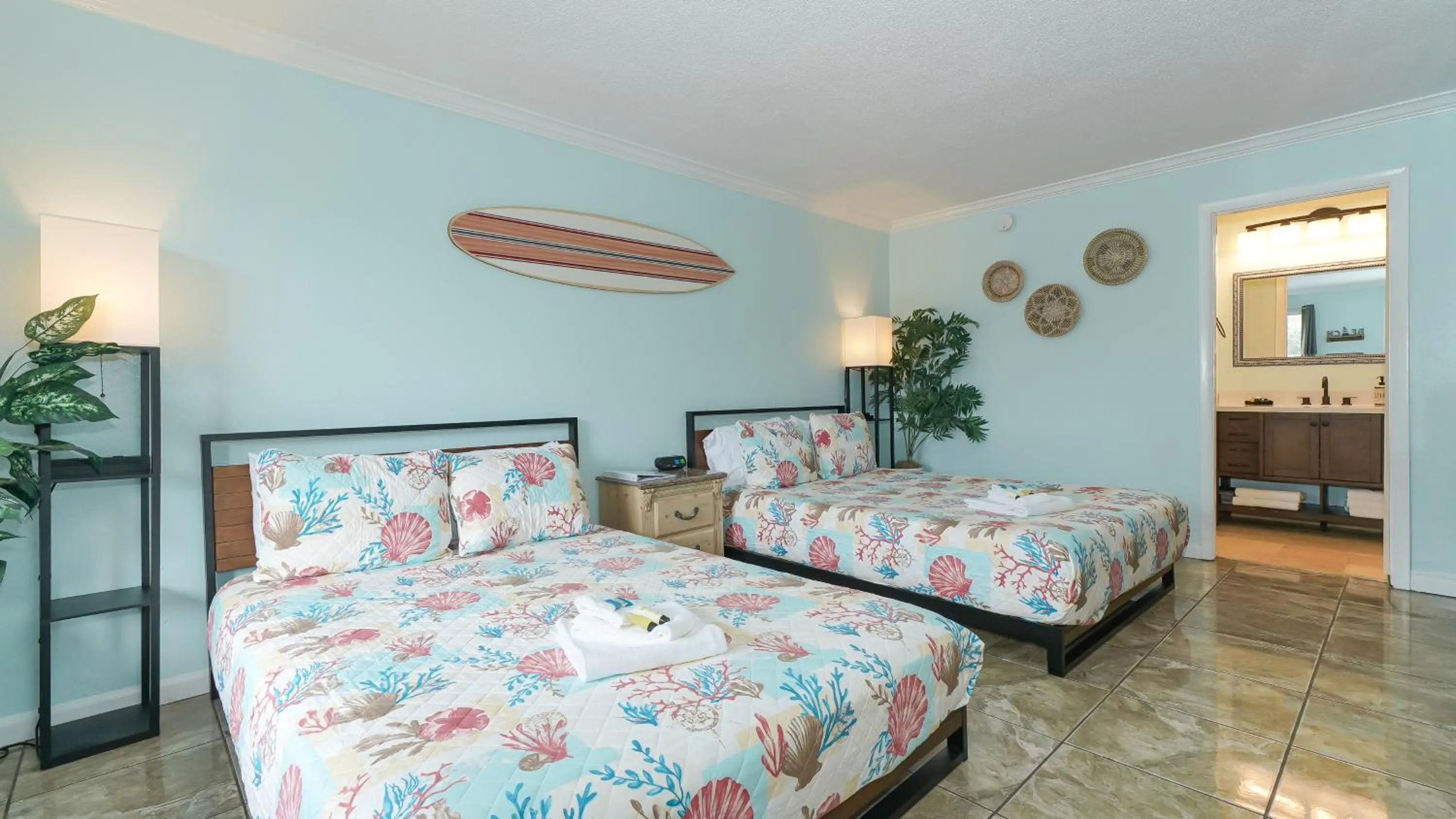 Bed in Heated Pool, Huge TV, Waterfront Tiki Bar & Grill, Close to Beaches