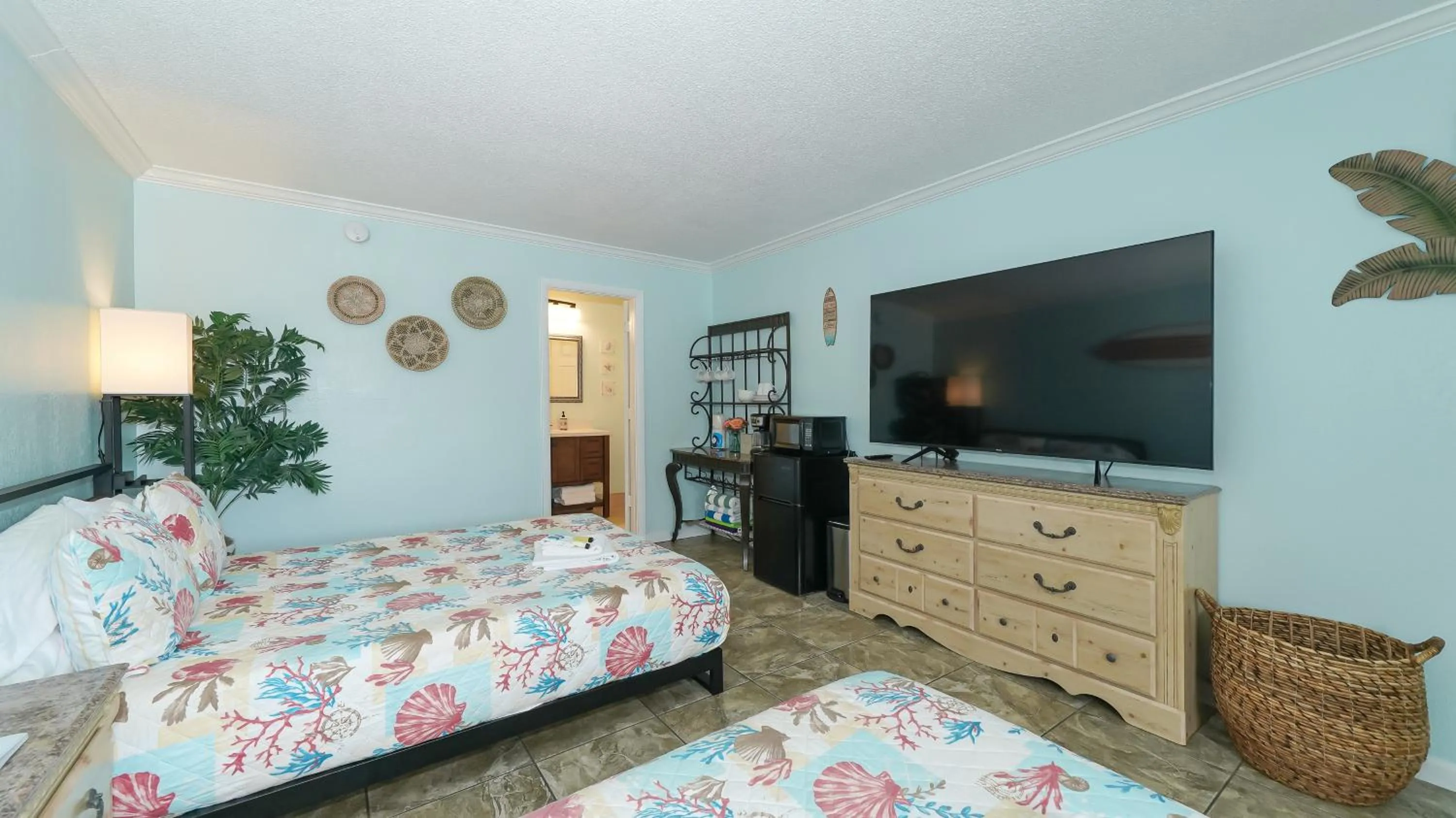 Bed in Heated Pool, Huge TV, Waterfront Tiki Bar & Grill, Close to Beaches