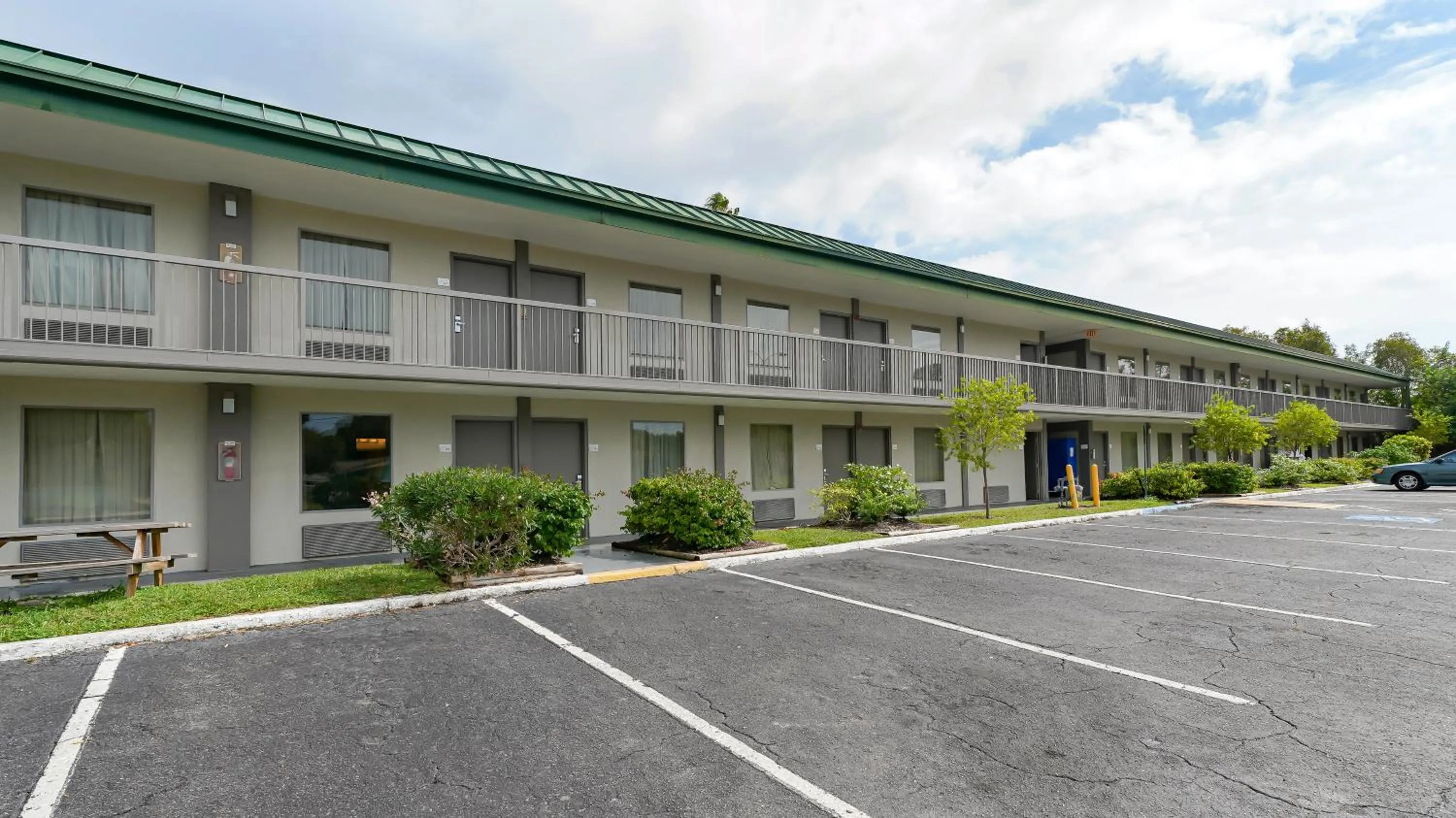 Heated Pool, Huge TV, Waterfront Tiki Bar & Grill, Close to Beaches