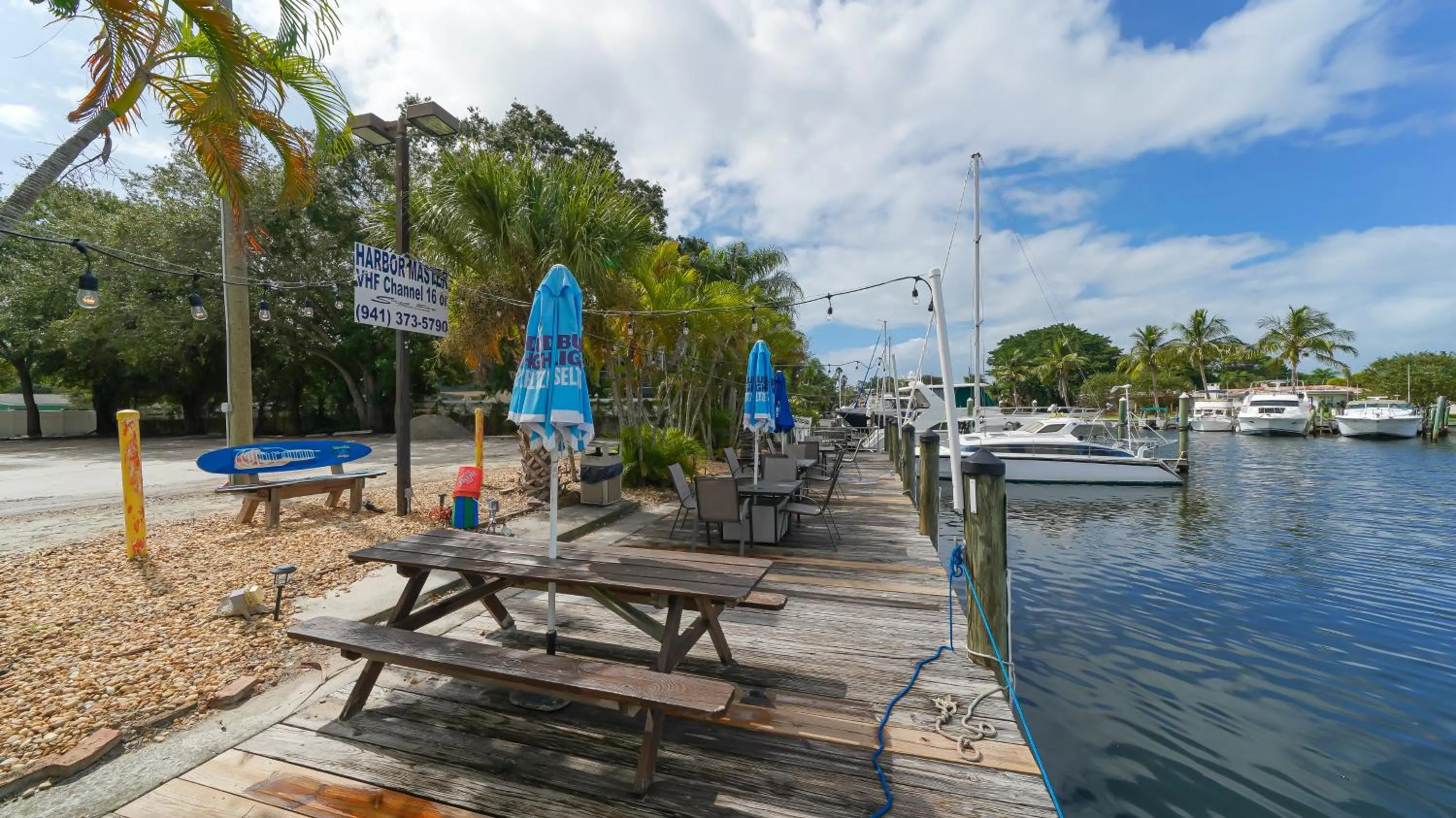 Heated Pool, Huge TV, Waterfront Tiki Bar & Grill, Close to Beaches