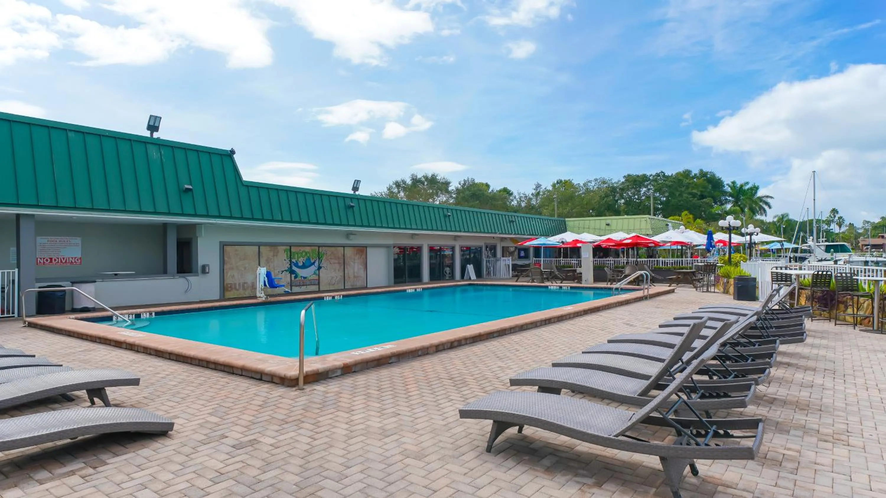 Heated Pool, Huge TV, Waterfront Tiki Bar & Grill, Close to Beaches