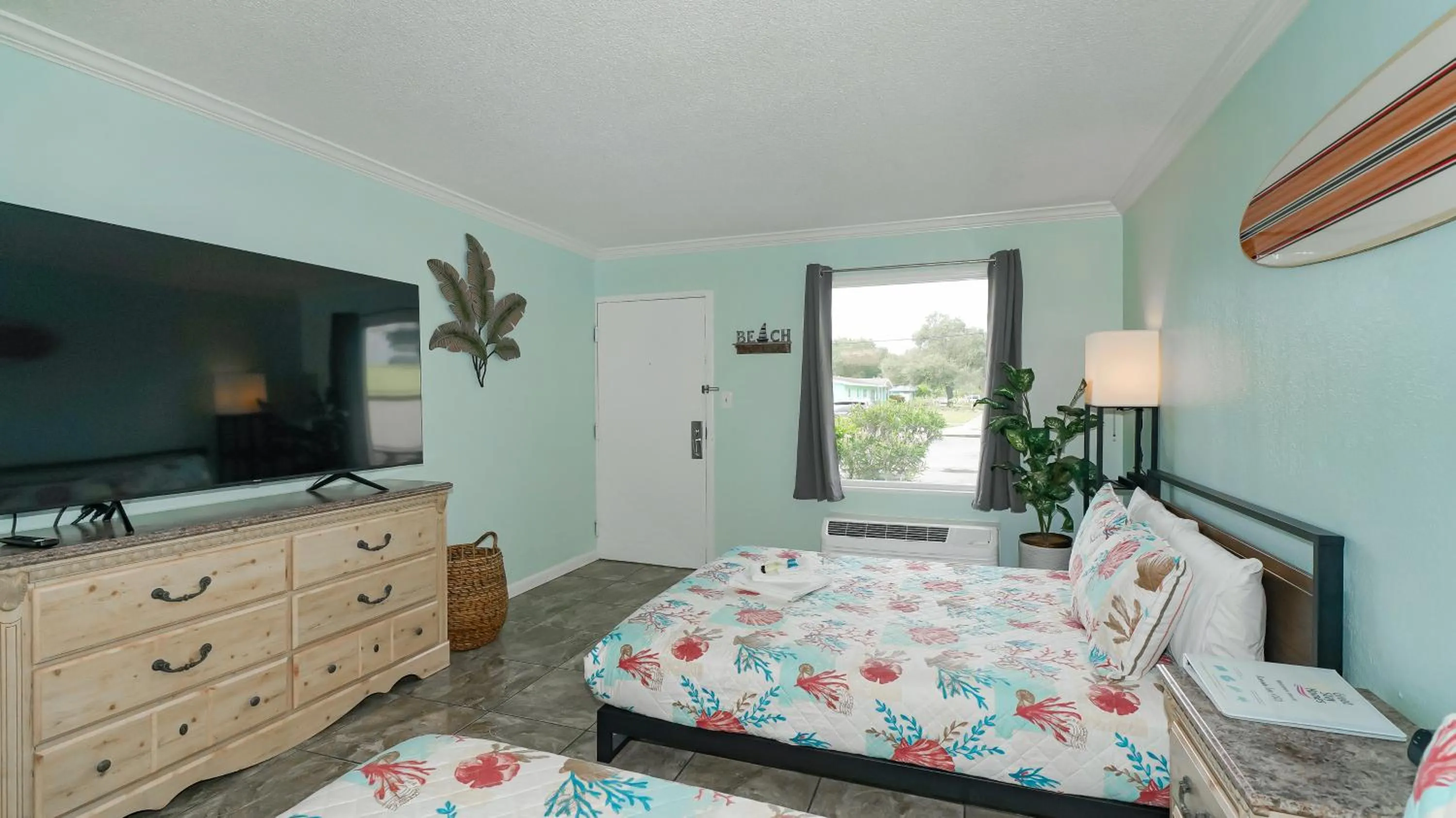 Bed in Heated Pool, Huge TV, Waterfront Tiki Bar & Grill, Close to Beaches