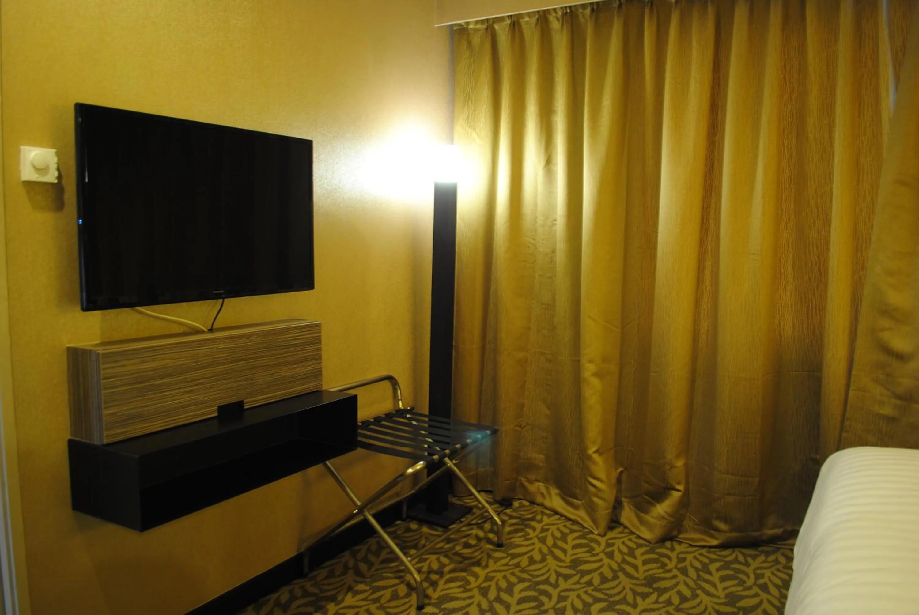 TV and multimedia in Grand Alora Hotel