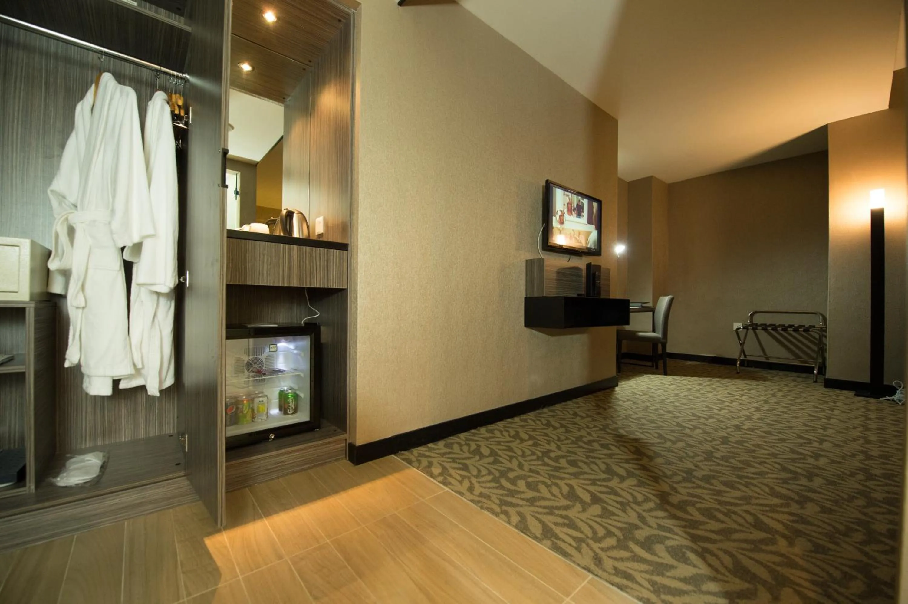 Living room, Bed in Grand Alora Hotel