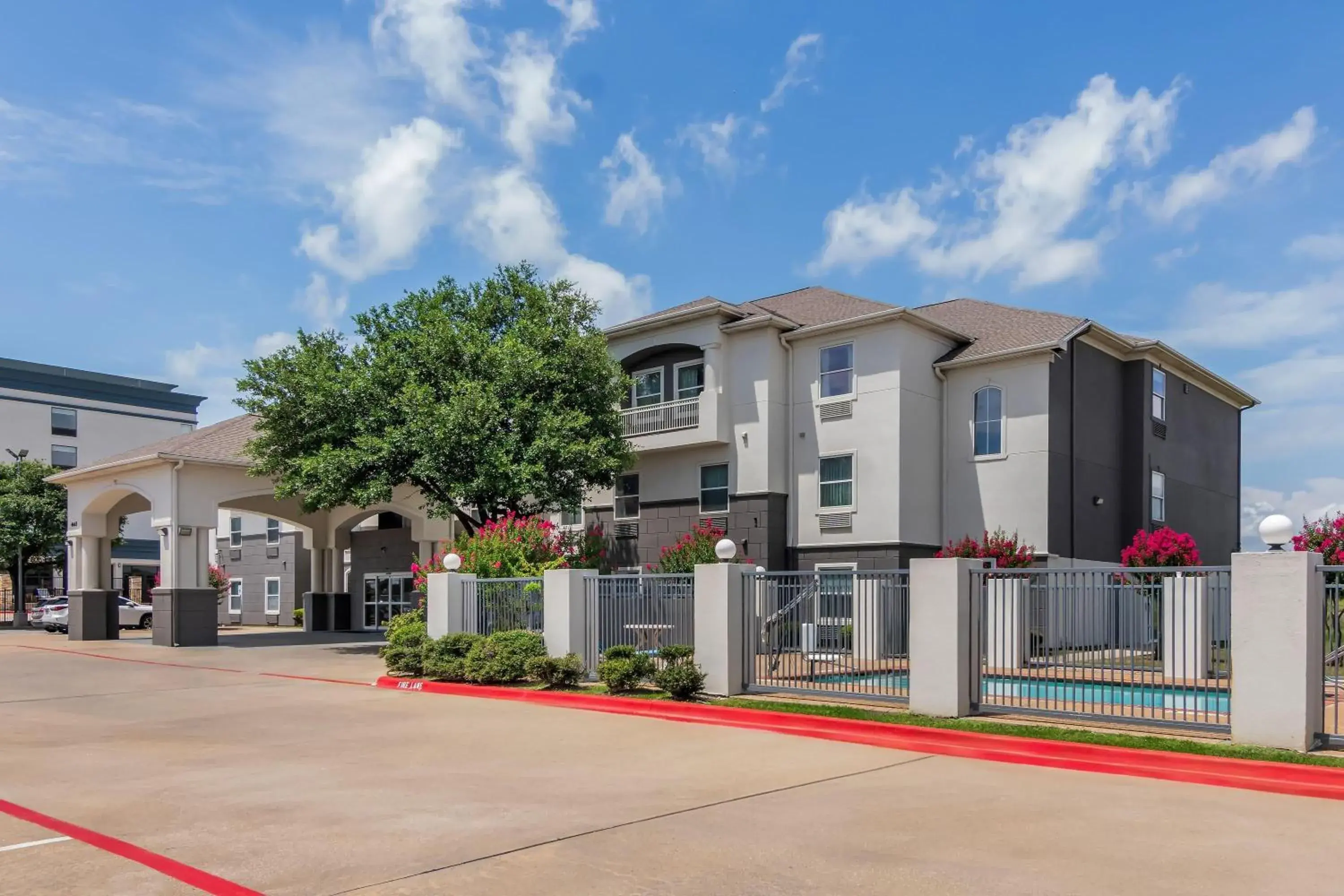 Property building in Super 8 by Wyndham Fort Worth Stockyards Property building in Super 8 by Wyndham Fort Worth Stockyards