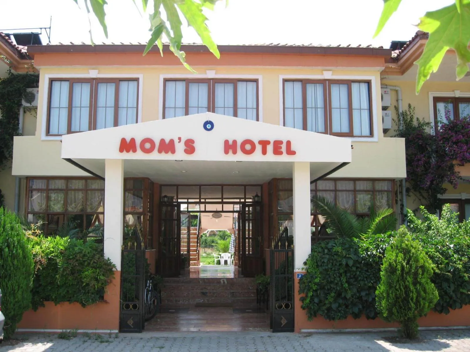 Facade/entrance in MG Moms Hotel