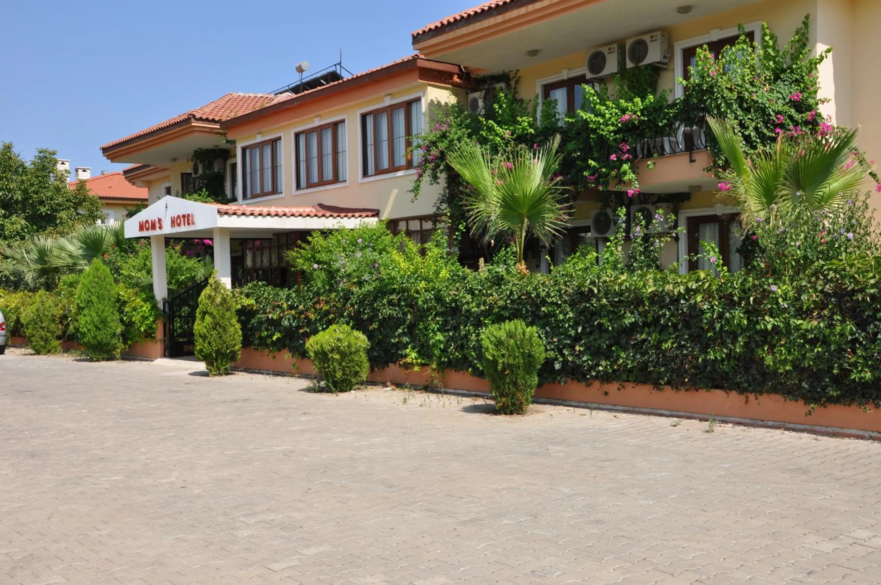 Facade/entrance in MG Moms Hotel