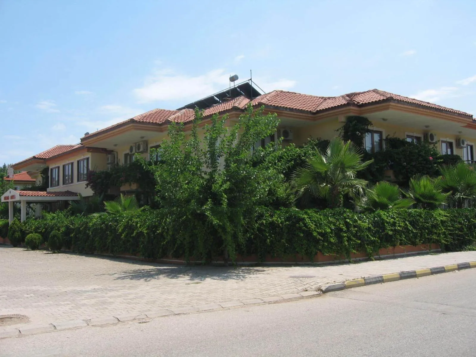 Facade/entrance in MG Moms Hotel