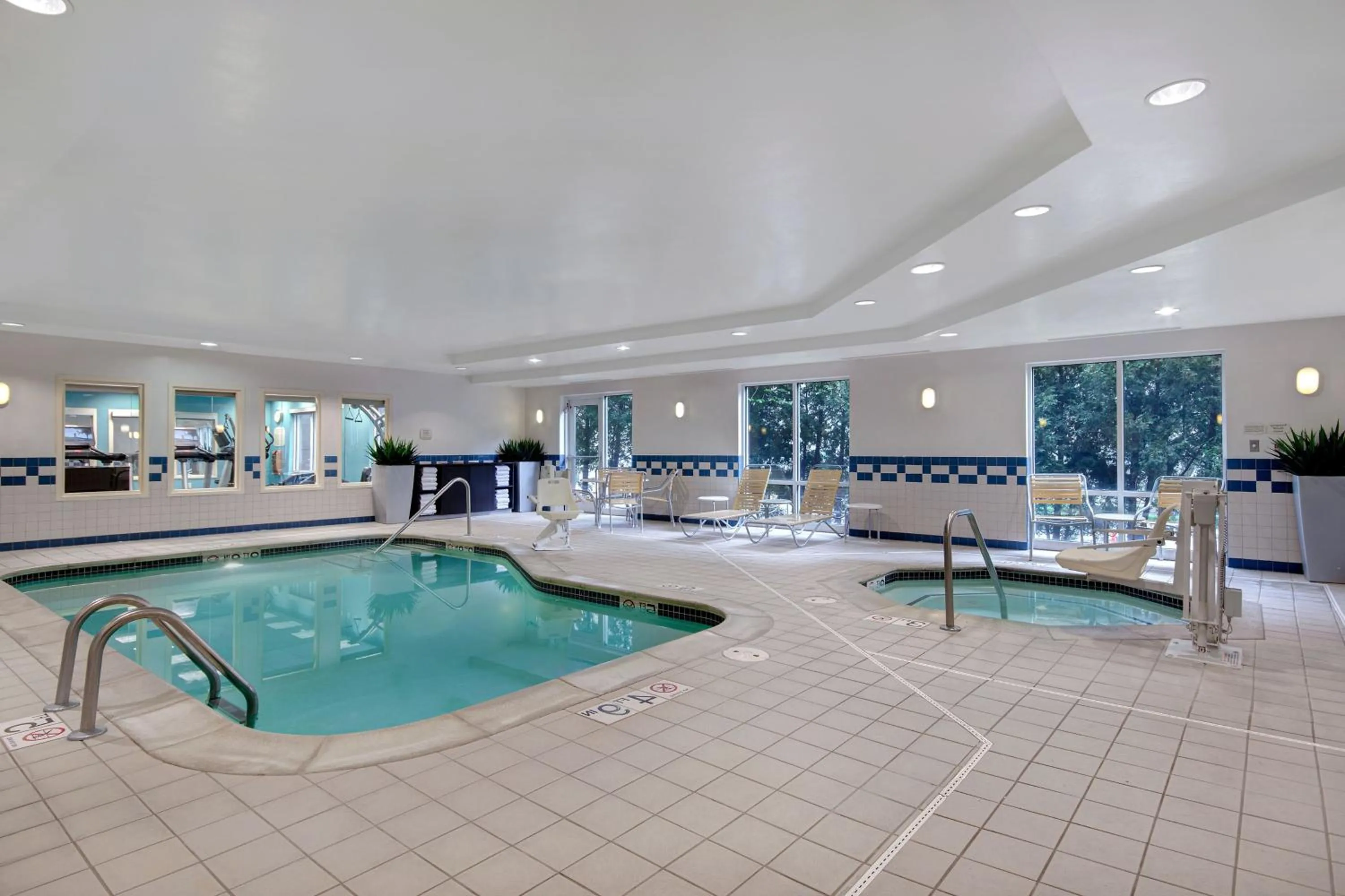 Swimming pool in Fairfield Inn & Suites by Marriott Detroit Metro Airport Romulus