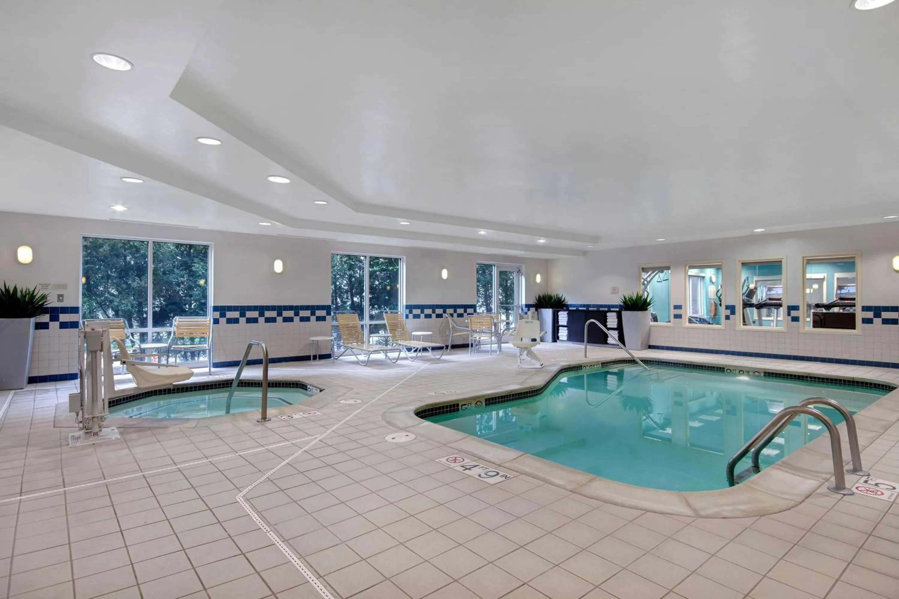 Swimming pool in Fairfield Inn & Suites by Marriott Detroit Metro Airport Romulus