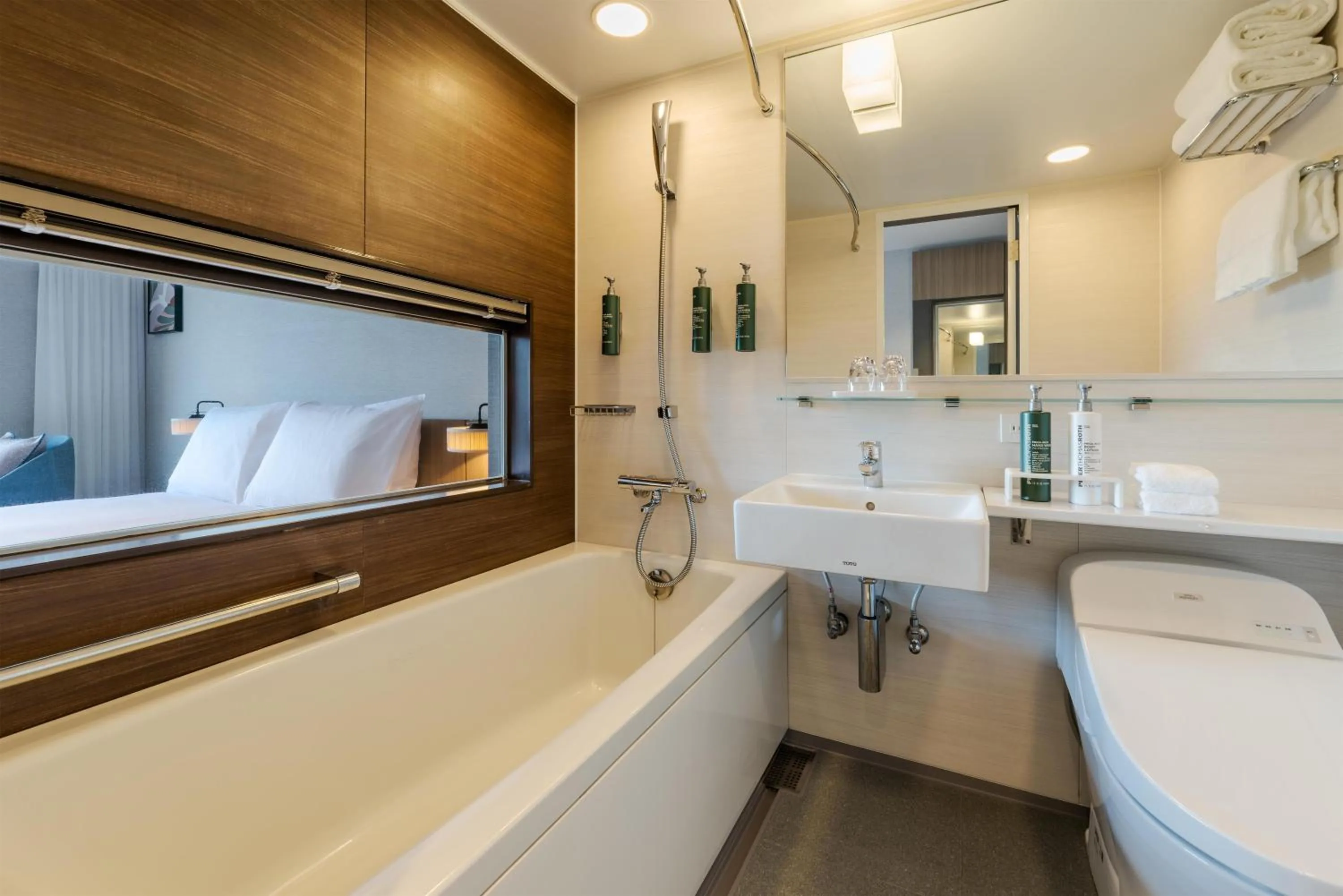 Bathroom, Bed in Hilton Garden Inn Yokohama Minatomirai