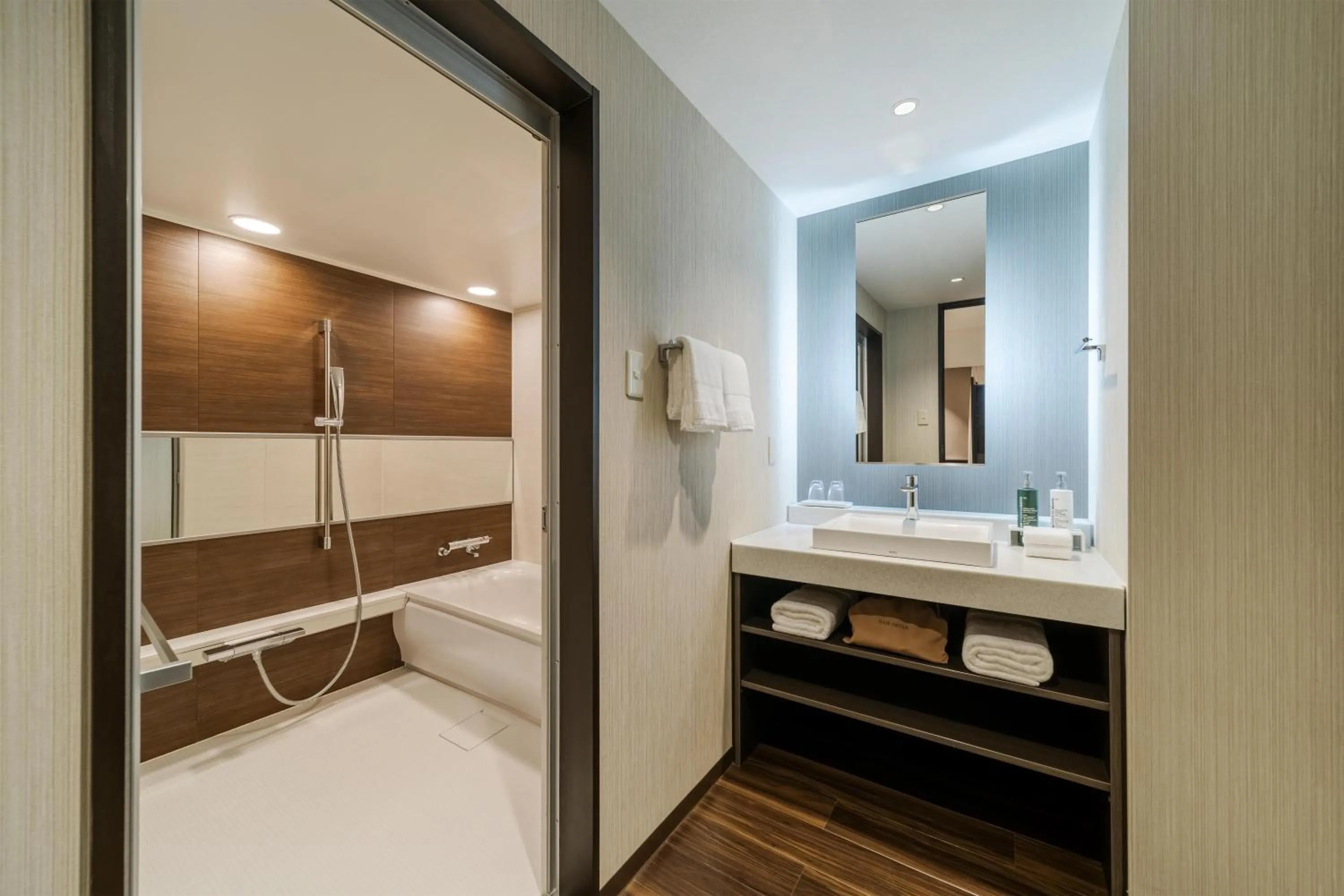 Bathroom, Bed in Hilton Garden Inn Yokohama Minatomirai