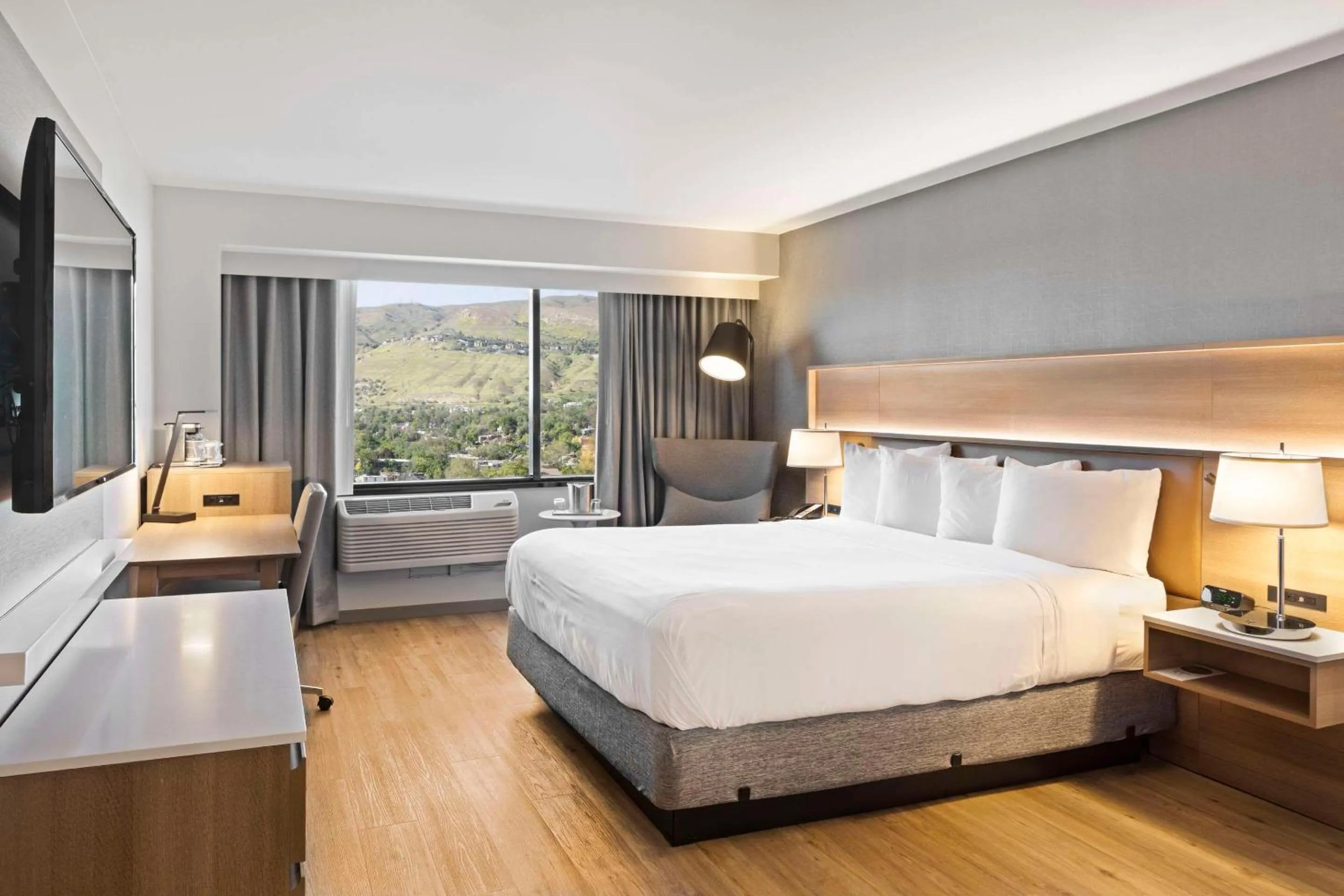 Bedroom, Bed in Radisson Hotel Salt Lake City Downtown