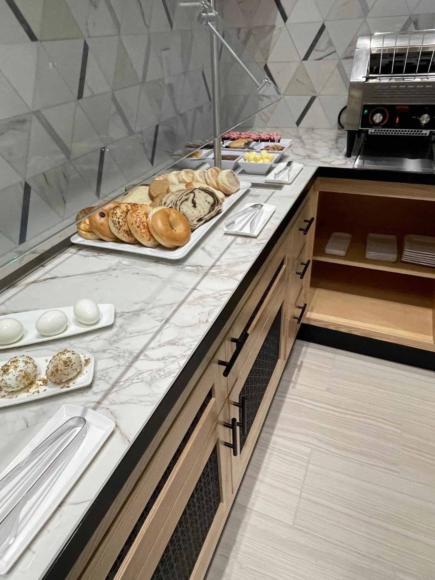 Restaurant/places to eat in Radisson Hotel Salt Lake City Downtown