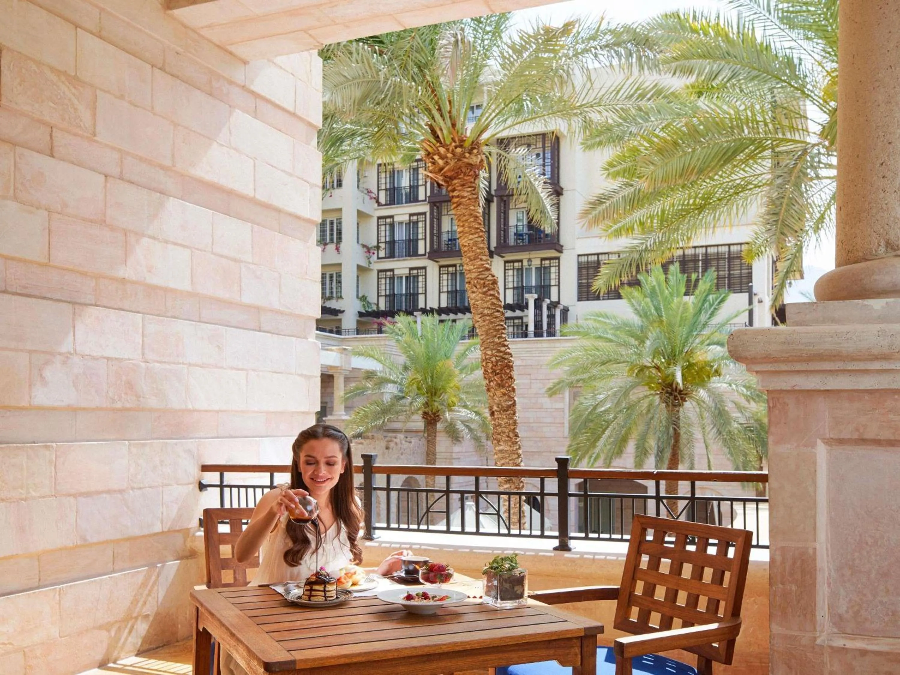 Lounge or bar in Mövenpick Resort & Residences Aqaba