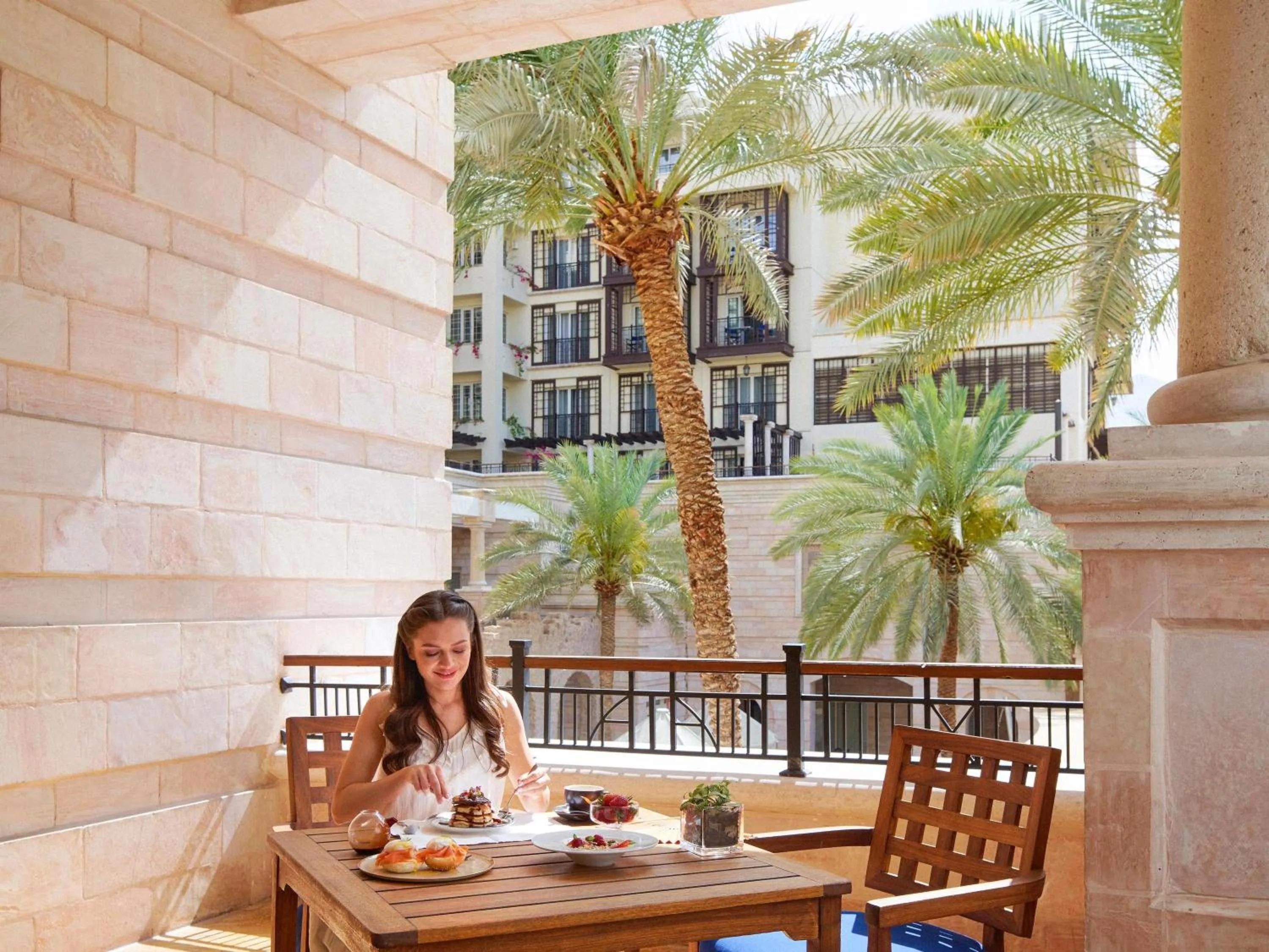 Lounge or bar in Mövenpick Resort & Residences Aqaba
