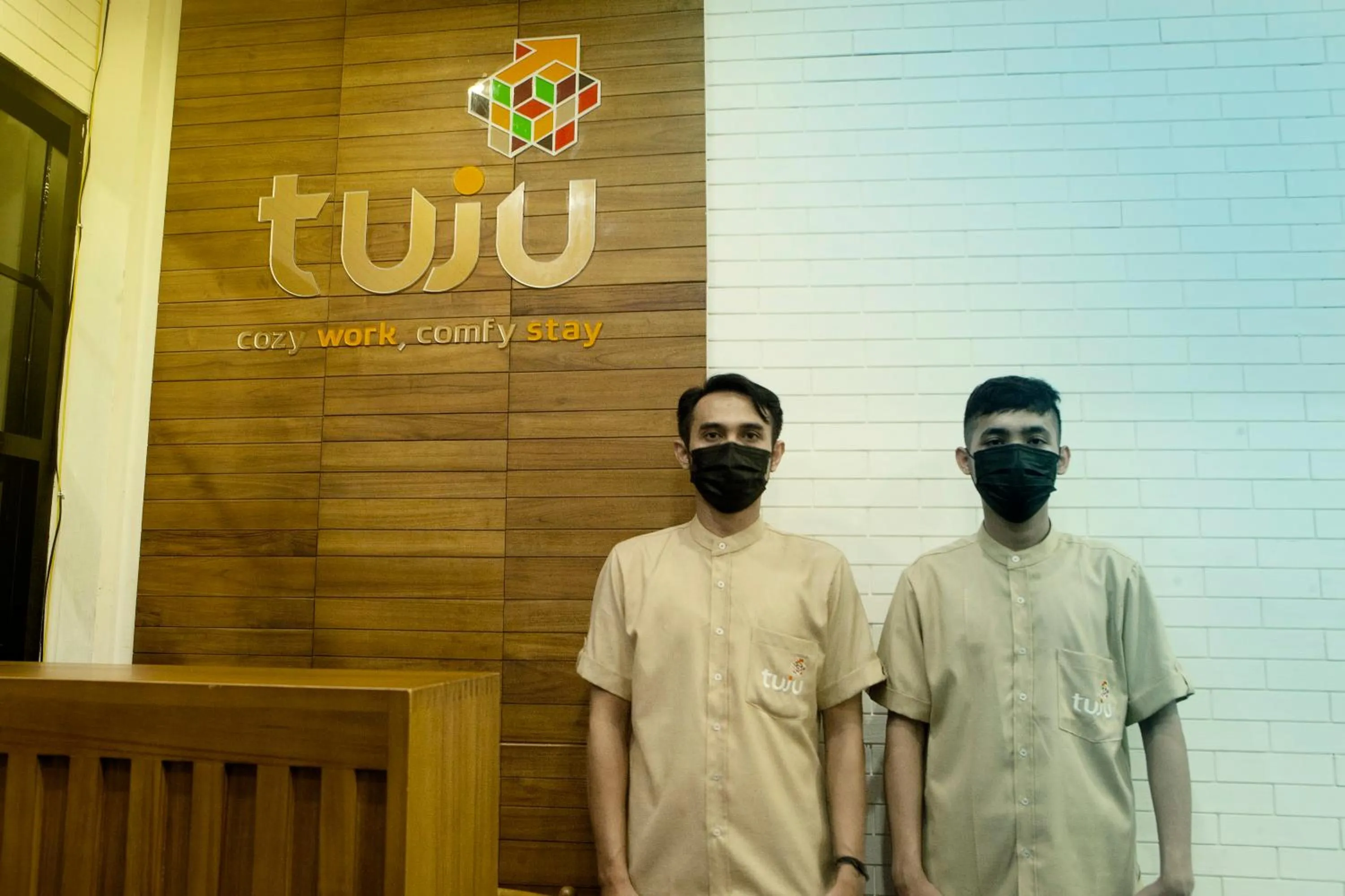 Staff in Tuju Arteri Pods