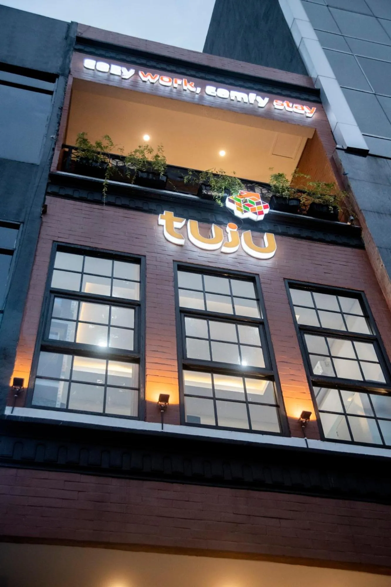 Property building in Tuju Arteri Pods