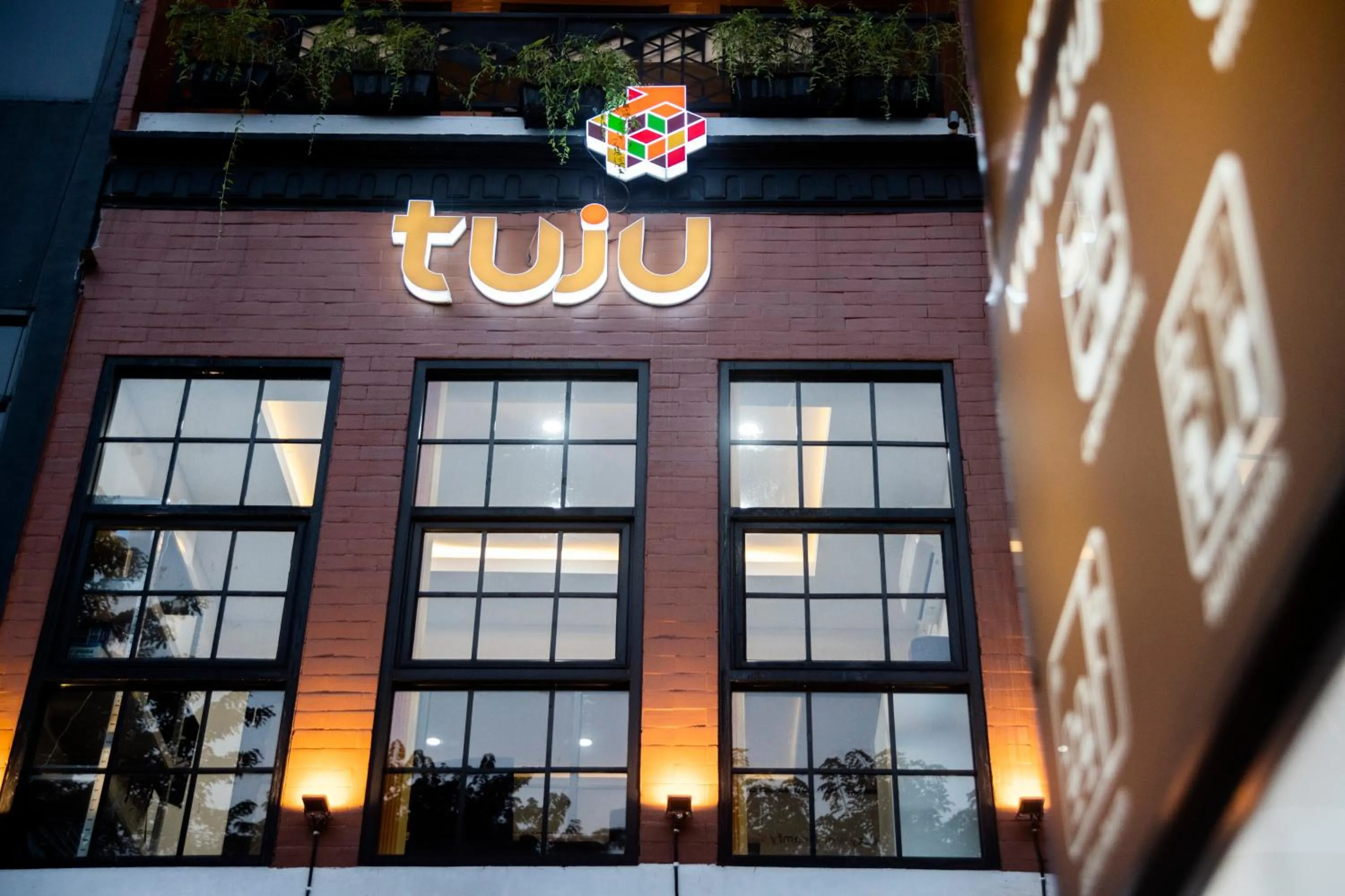 Property building in Tuju Arteri Pods