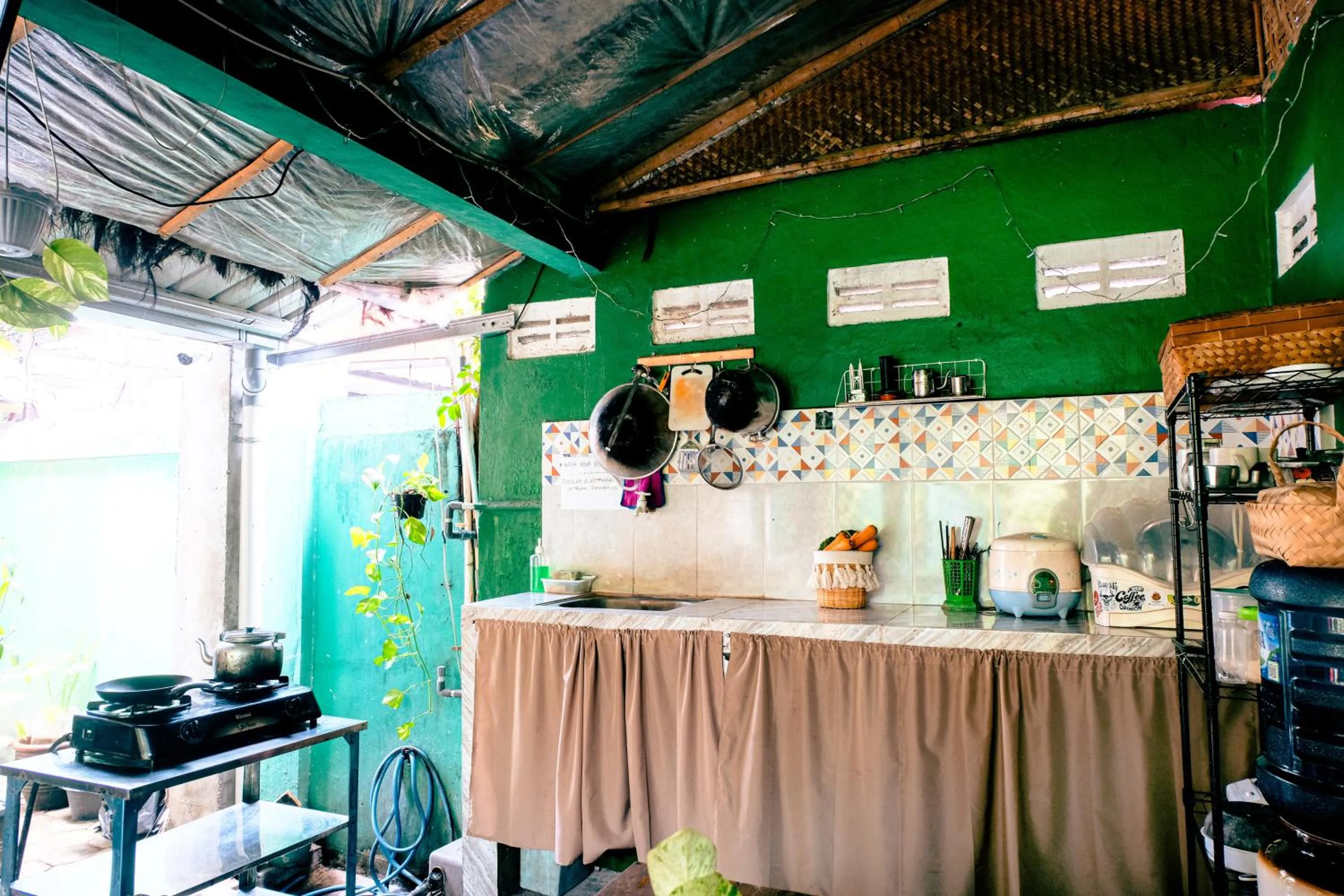 Communal kitchen in BILIK BAMBOO HOMESTAY