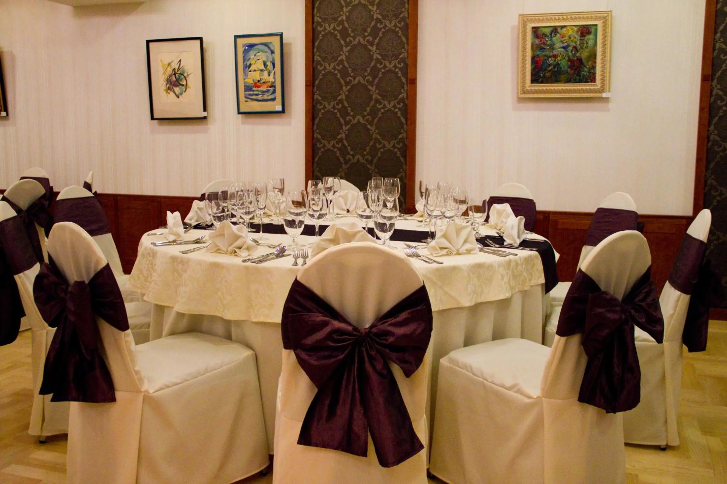 Restaurant/places to eat in Elizabeth Hotel