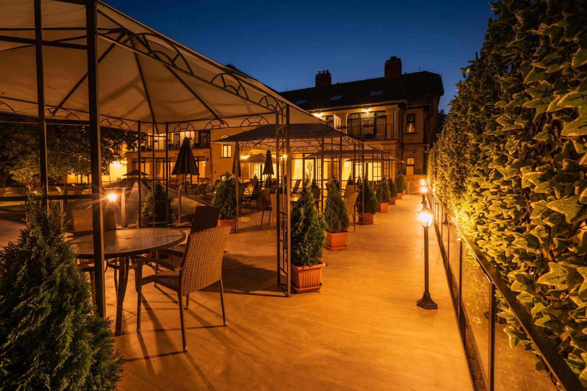 Night in Elizabeth Hotel