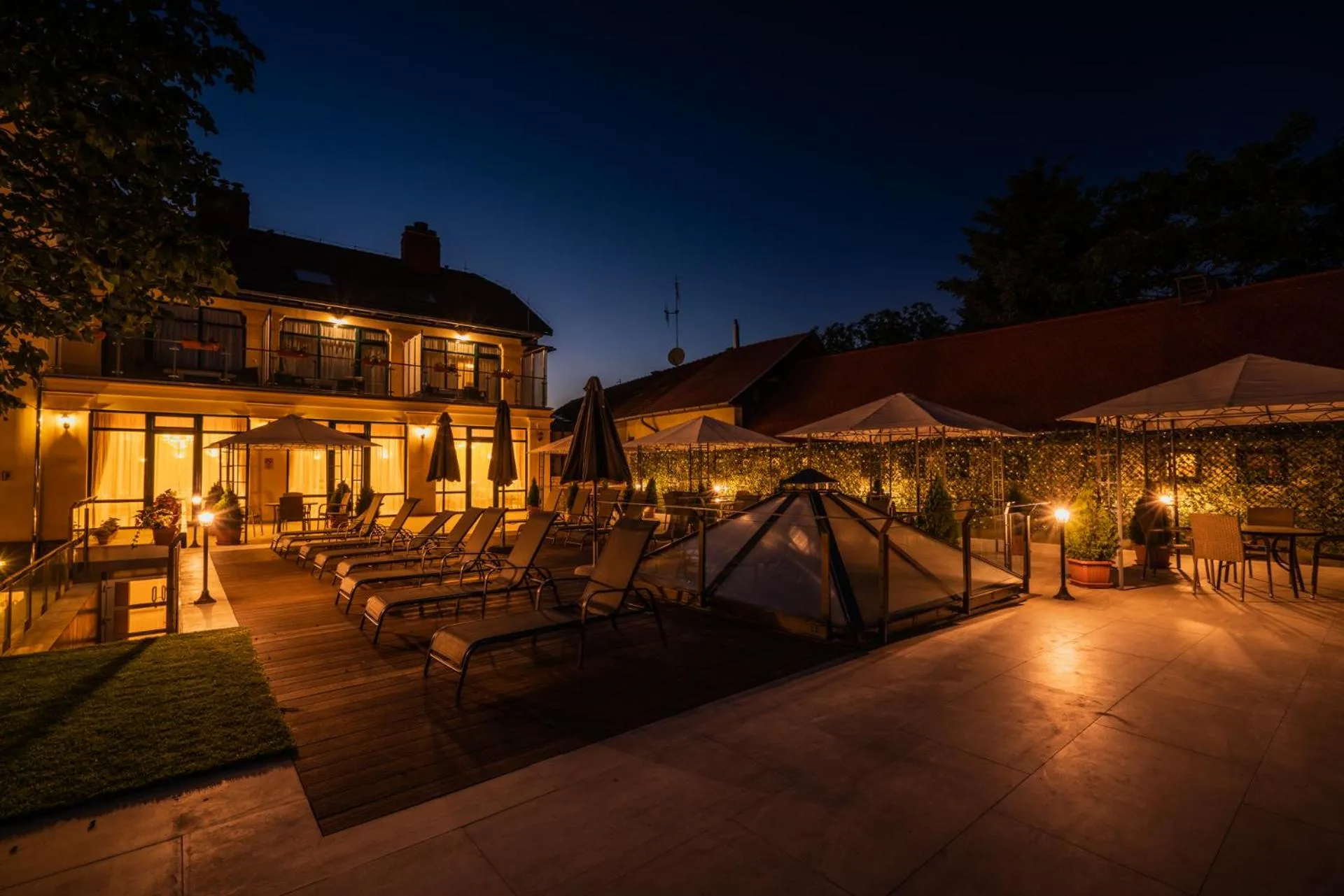 Patio in Elizabeth Hotel
