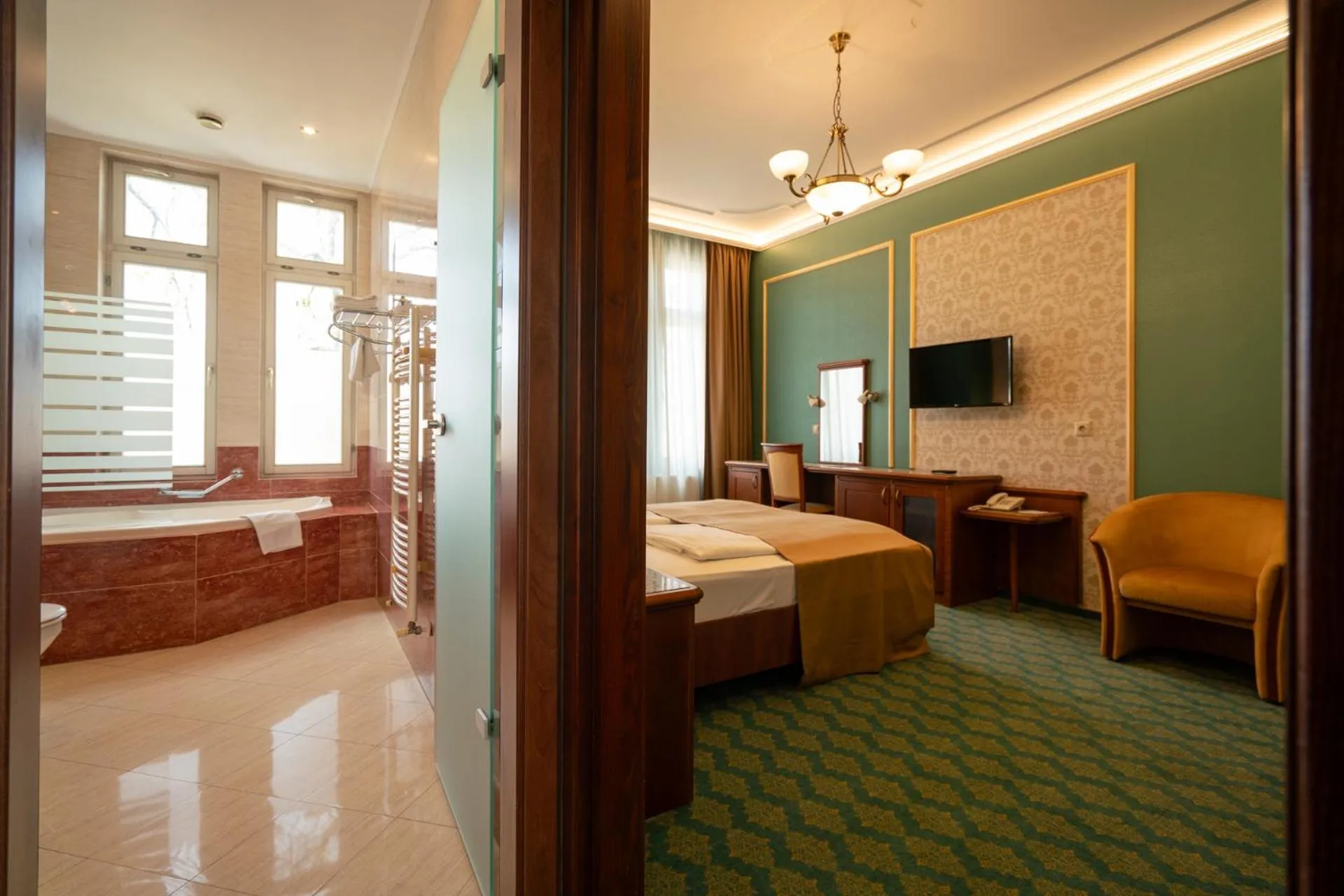 Photo of the whole room, Bed in Elizabeth Hotel