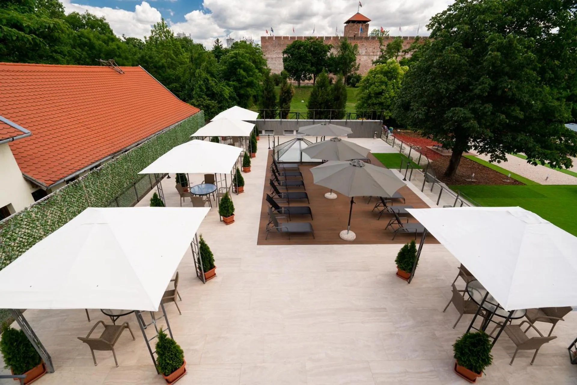 Property building in Elizabeth Hotel