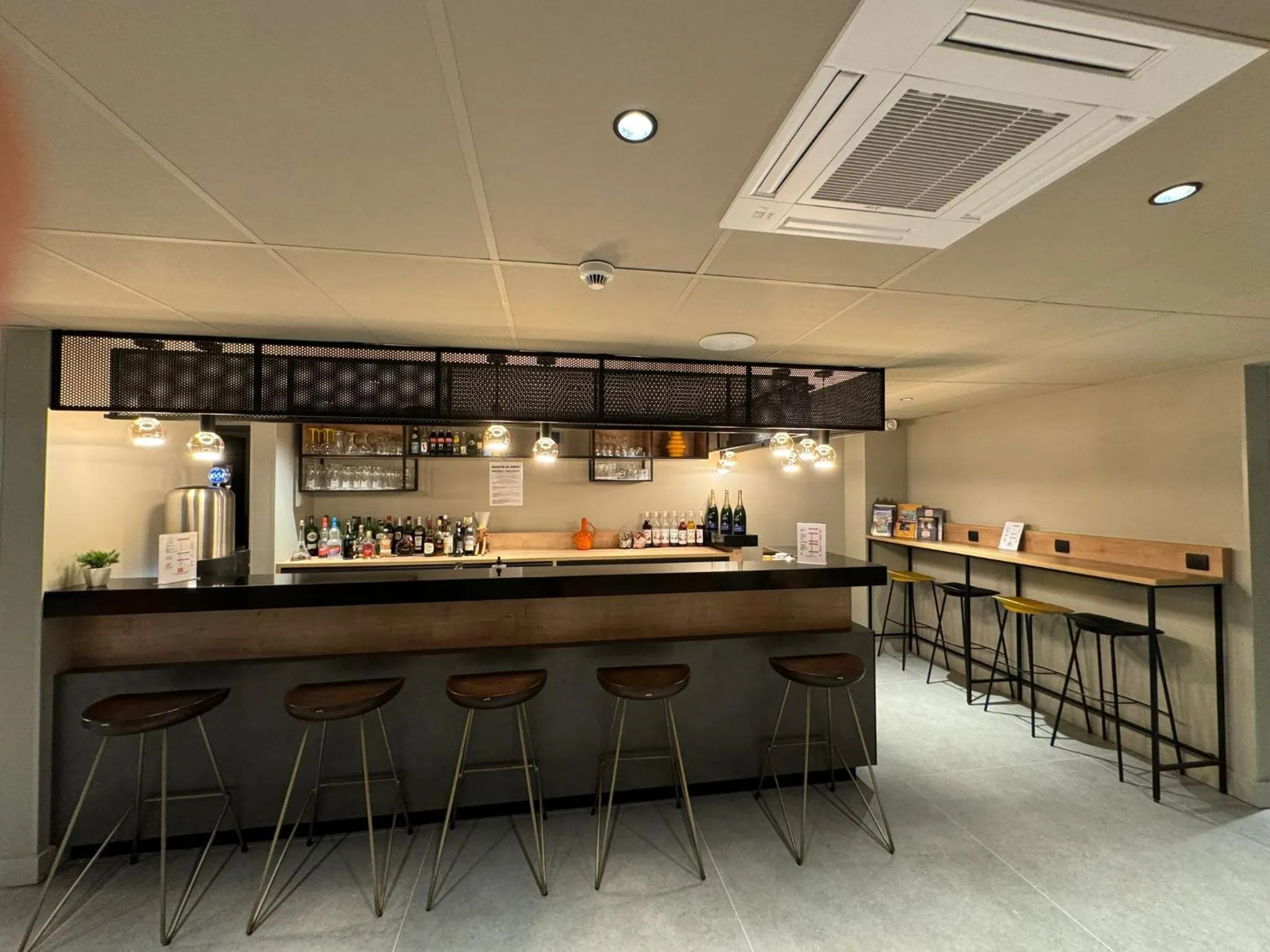 Lounge or bar in Ibis Orleans La Chapelle Saint Mesmin