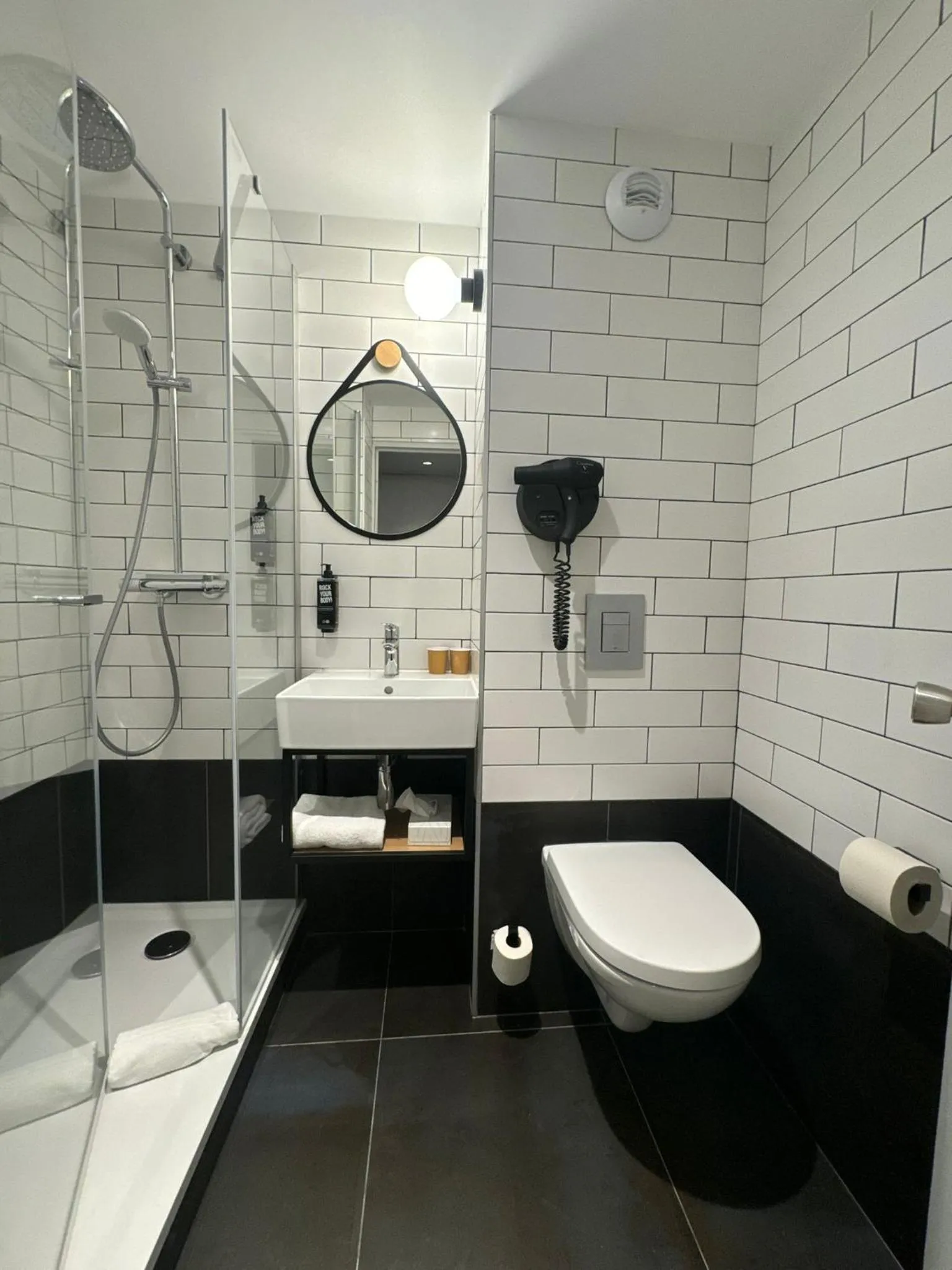 Shower in Ibis Orleans La Chapelle Saint Mesmin