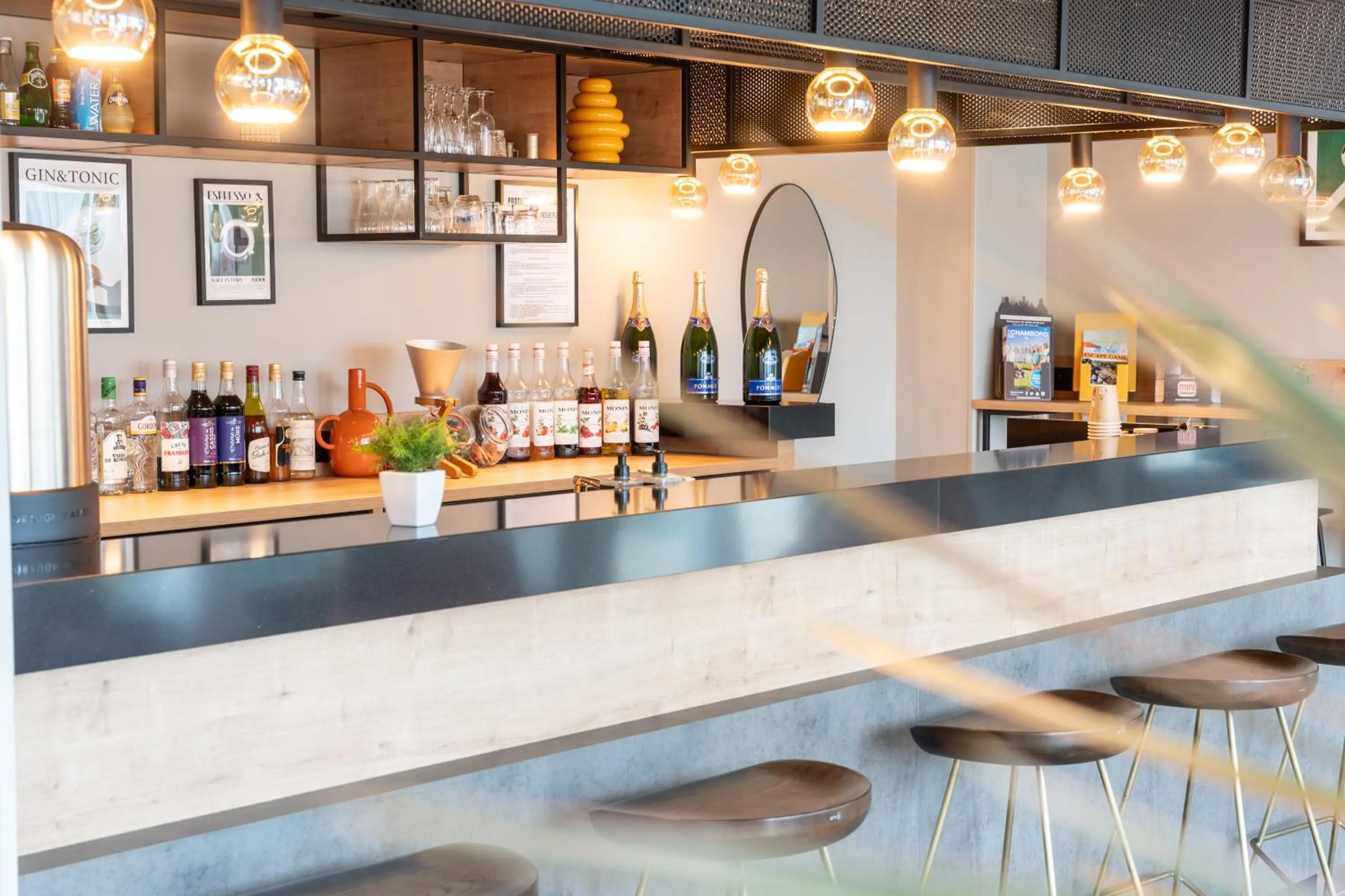 Lounge or bar in Ibis Orleans La Chapelle Saint Mesmin