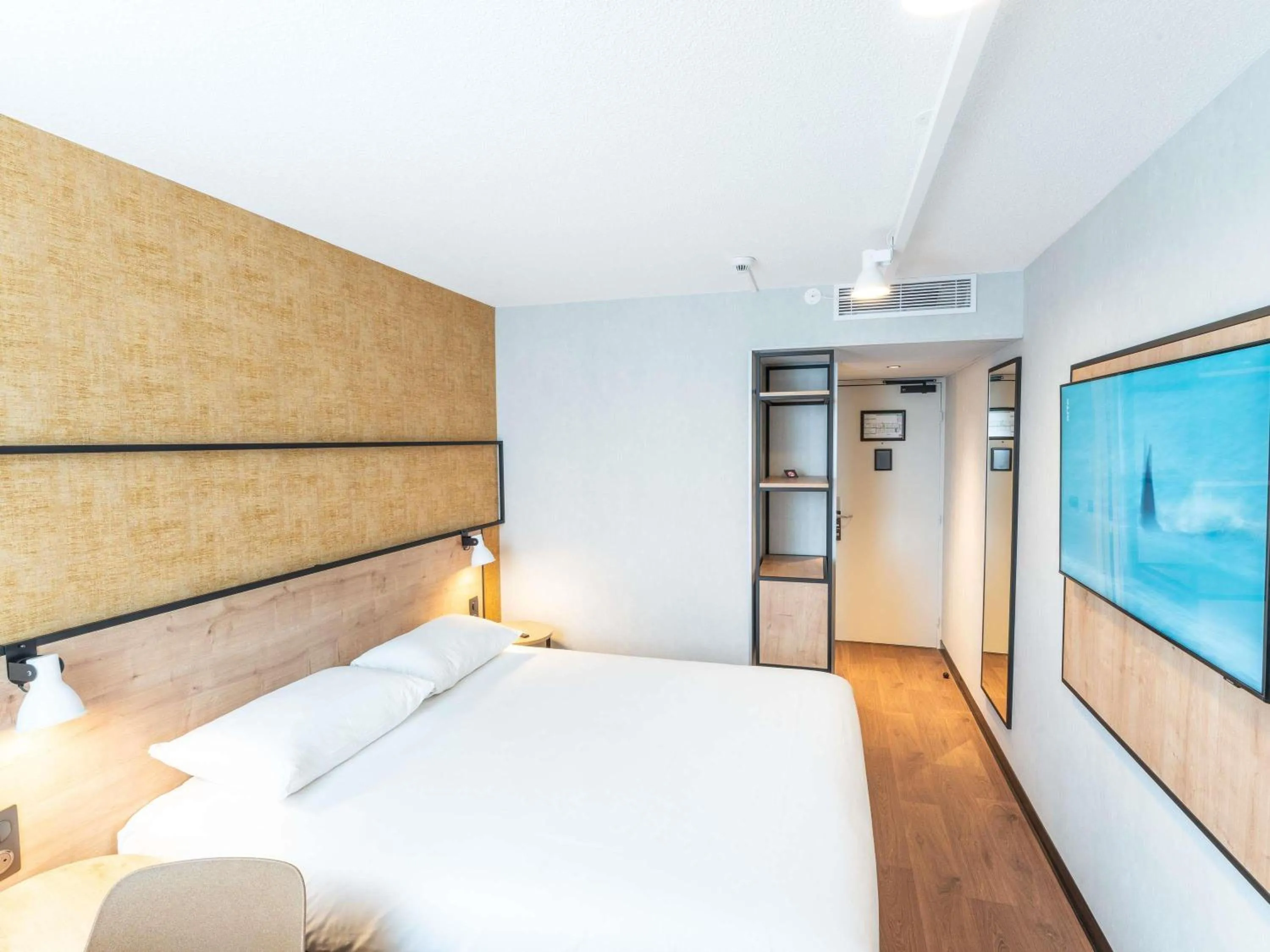 Bedroom, Bed in Ibis Orleans La Chapelle Saint Mesmin