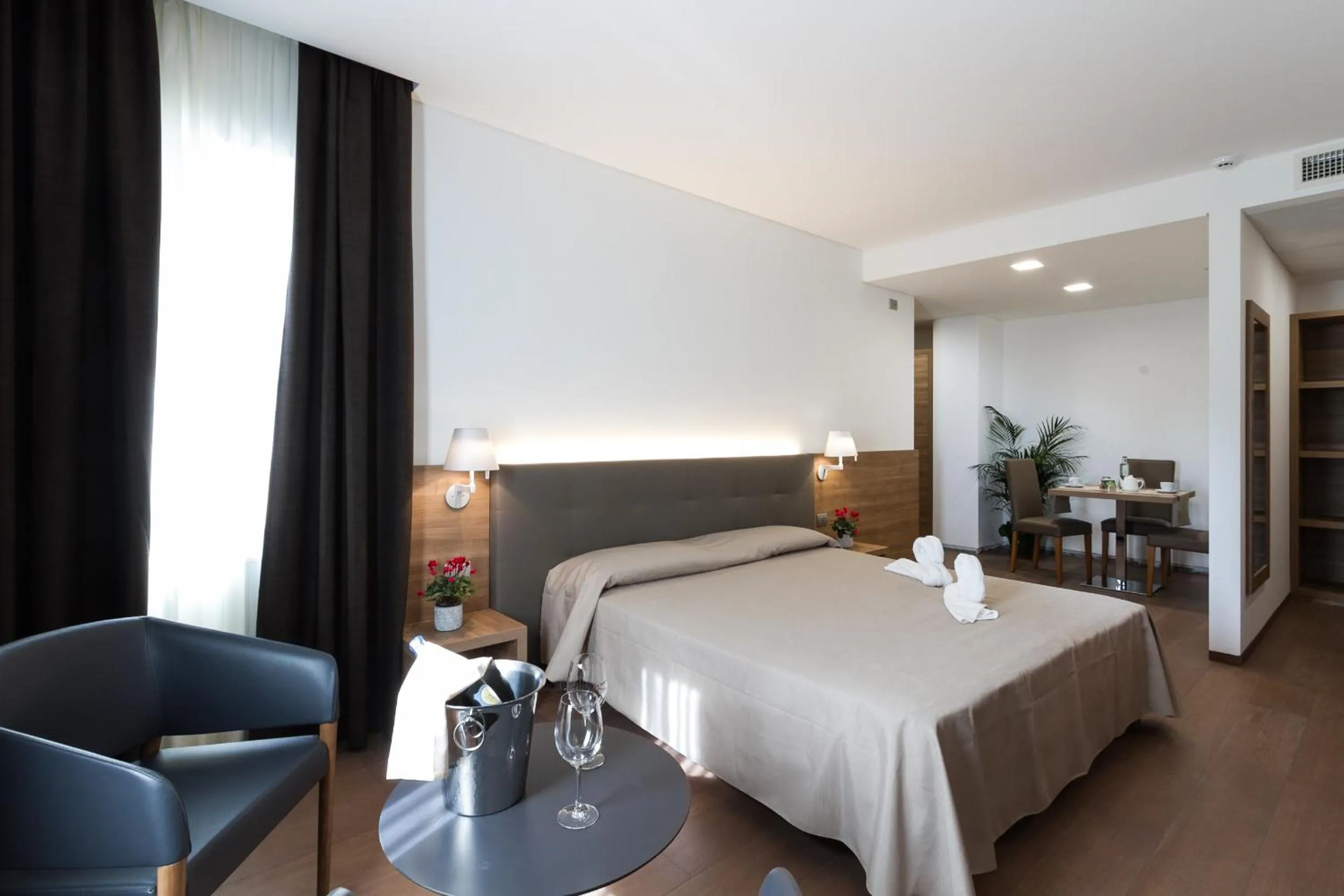 Dining area, Bed in Albergo Al Tarcentino